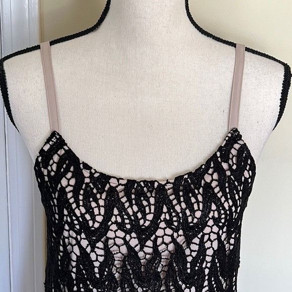 Alice + Olivia Alice + Olivia Emmie Lace Overlay Dress Size XS / US 0-2 / IT 36-38 - 2 Thumbnail