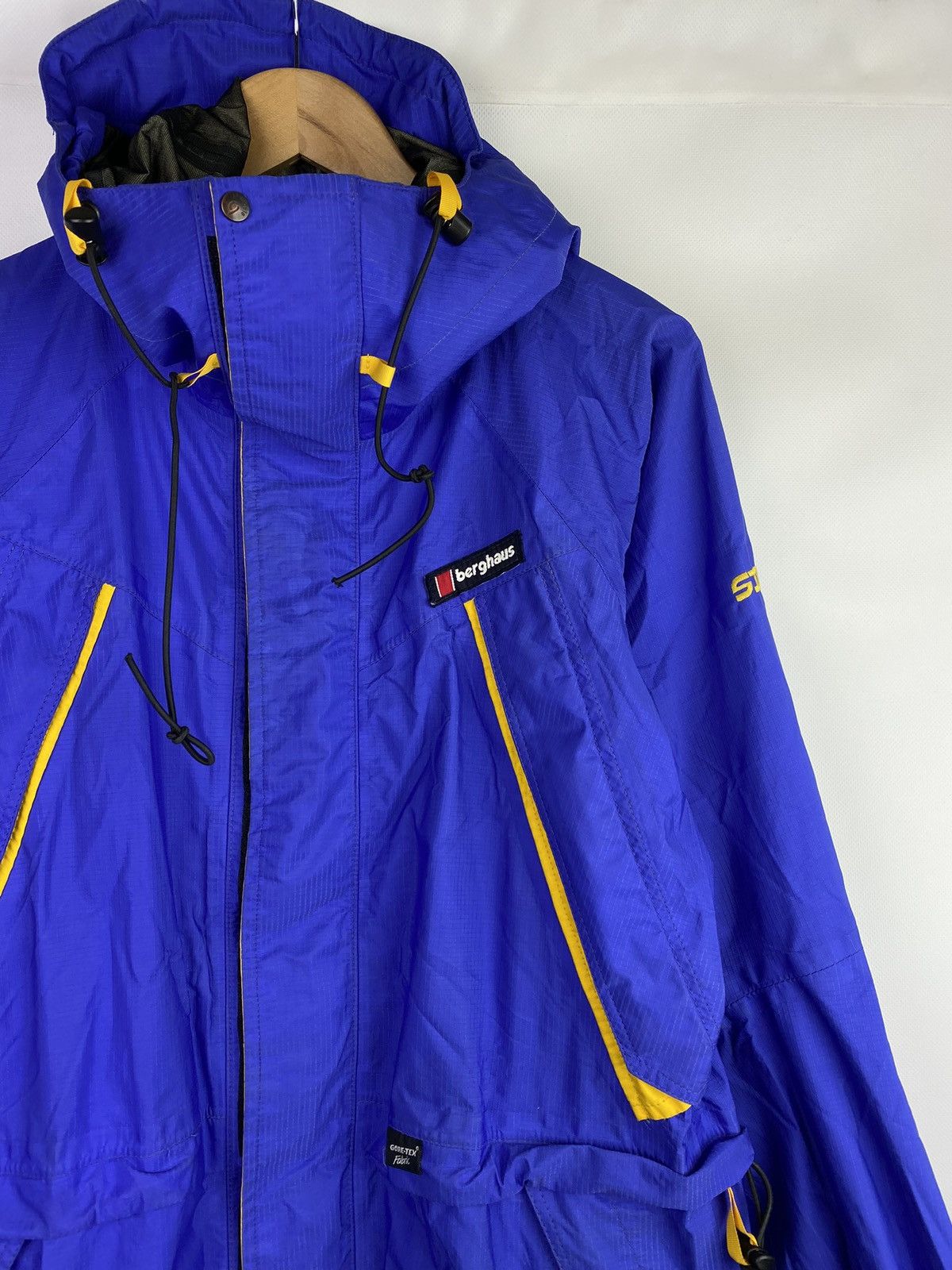 Berghaus × Vintage Berghaus vintage gore Tex thunderflash Jacket size S Size US S / EU 44-46 / 1 - 5 Thumbnail