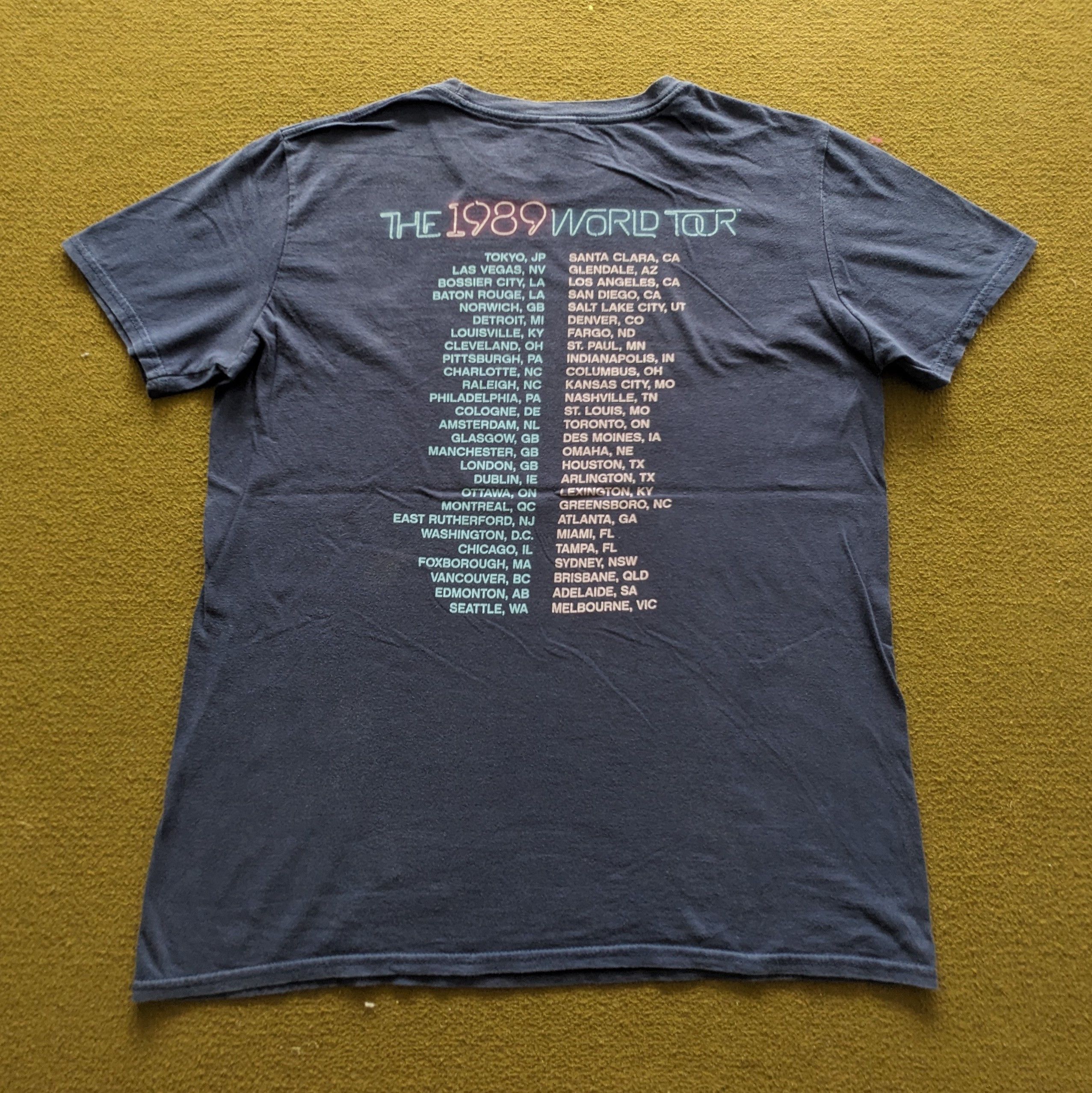 Vintage Vintage Taylor Swift American Singer World Tour T-shirt Size US M / EU 48-50 / 2 - 3 Thumbnail