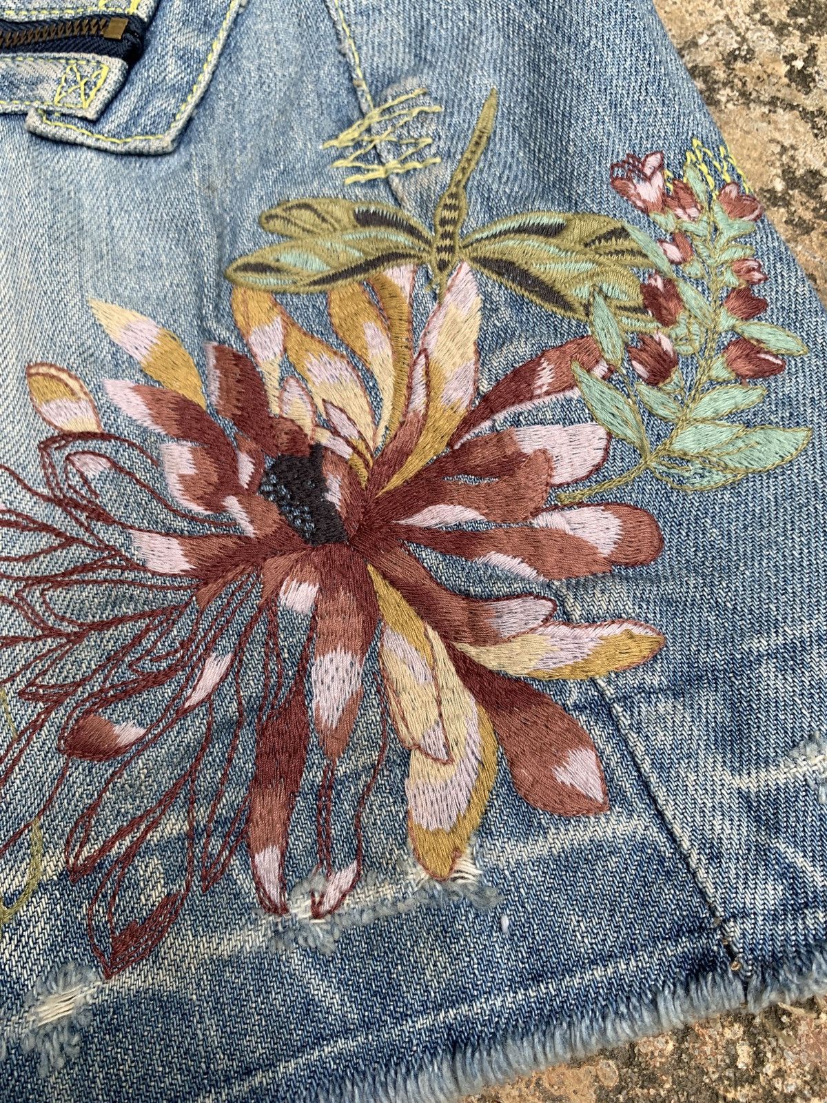 Japanese Brand y2k EnC Blue Ripped Flower Embroidery Mini Jeans Skirt Size 30" / US 8 / IT 44 - 4 Thumbnail
