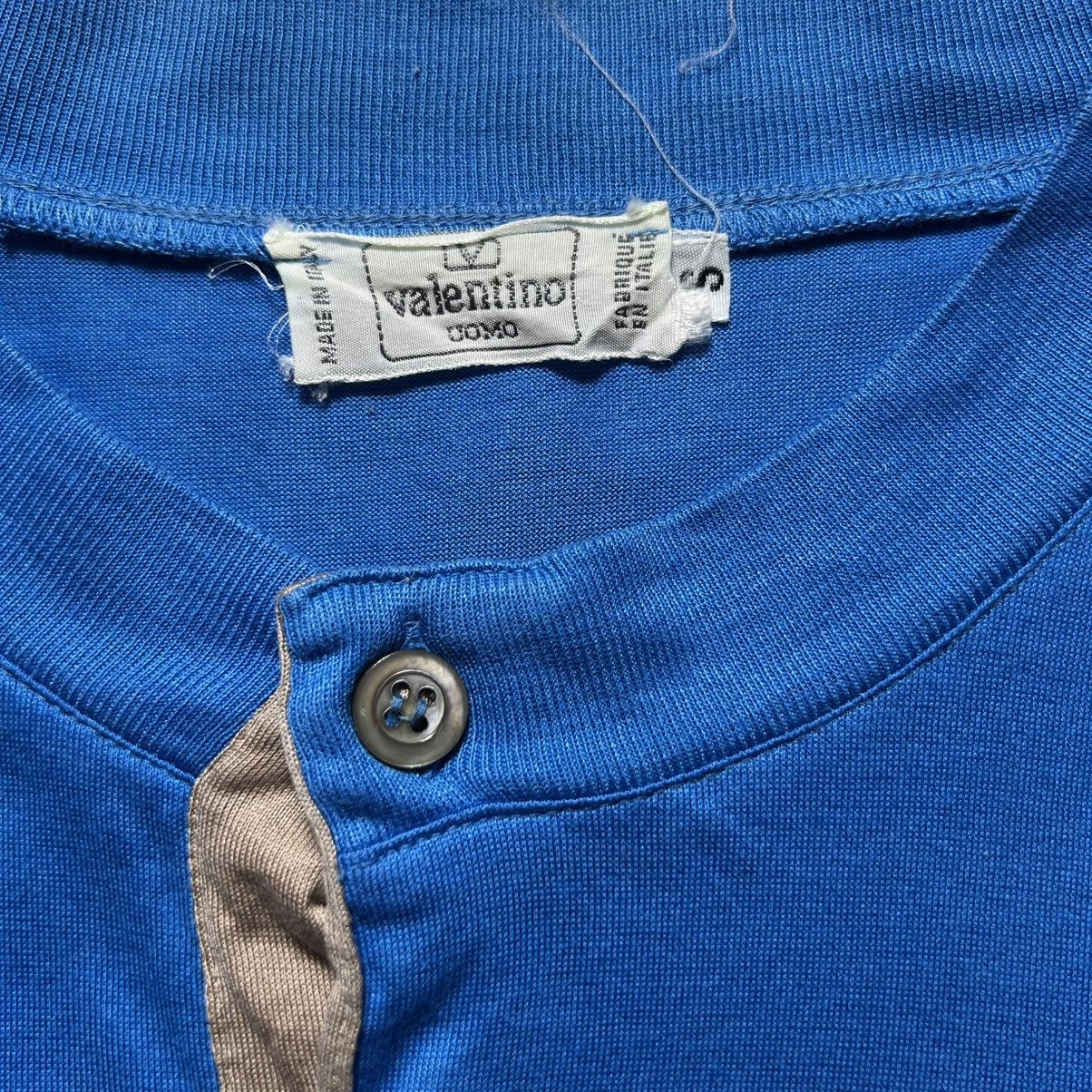 Valentino Vintage Valentino Logo Button Tshirt Size US S / EU 44-46 / 1 - 3 Thumbnail