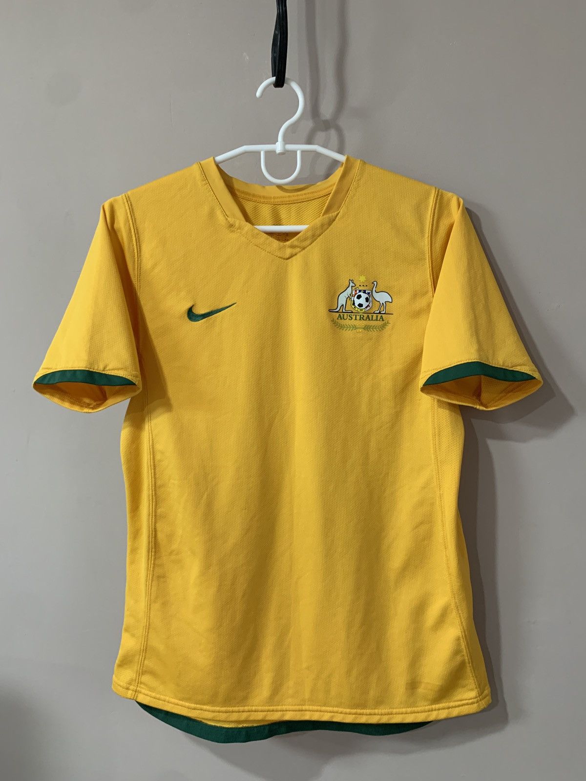 Nike × Vintage Womens Australia Home Football Shirt Nike Soccer Jersey Sz M Size S / US 4 / IT 40 - 1 Thumbnail