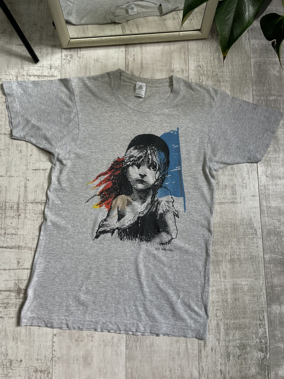 Vintage Vintage 1986 CMOL Les Miserables T-Shirt Grey RARE Size US L / EU 52-54 / 3 - 1 Thumbnail