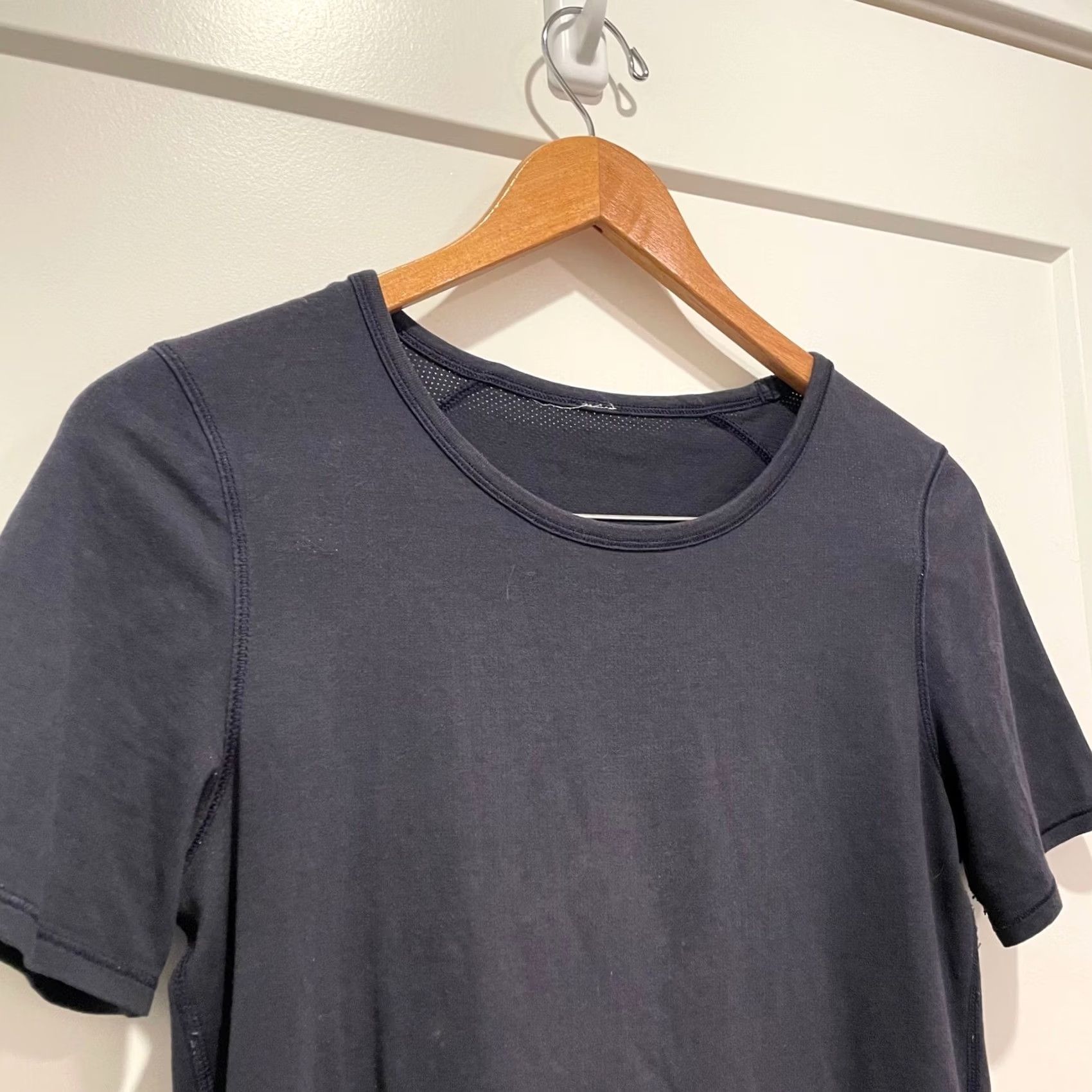 Lululemon Lululemon Inner Essence Shirt Women L Navy Blue Crew Neck Active Short Sleeve Size S / US 4 / IT 40 - 2 Thumbnail