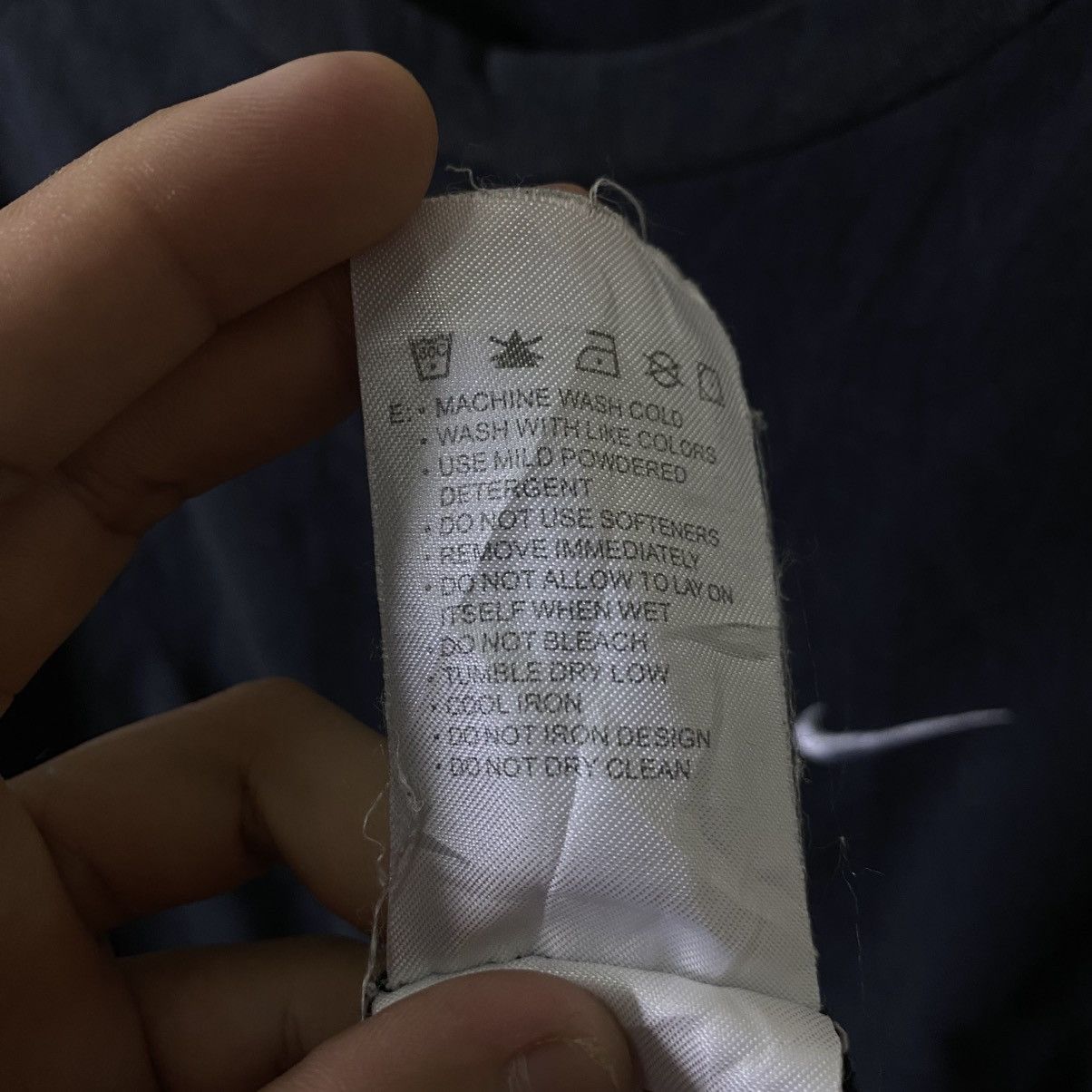 Nike Vintage Y2K Nike Essential Embroidery Small Swoosh T Shirt Size US L / EU 52-54 / 3 - 6 Thumbnail
