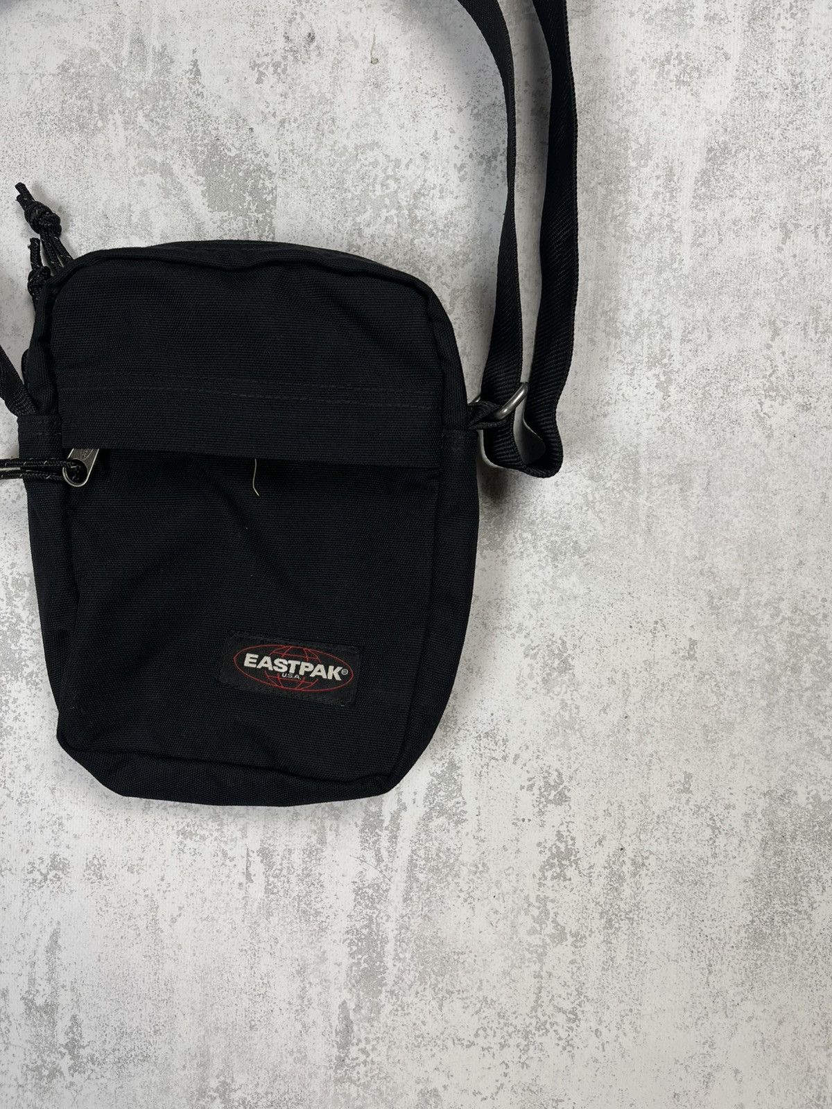 Eastpak Eastpak Classic Small Messenger Bag Black Utility Style Size ONE SIZE - 3 Thumbnail