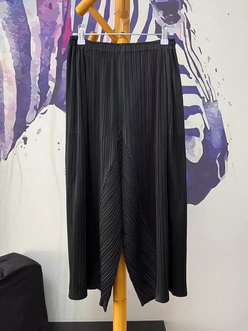 Issey Miyake Issey Miyake size:3 Black pleated irregular-shaped pants Size 22" - 1 Thumbnail