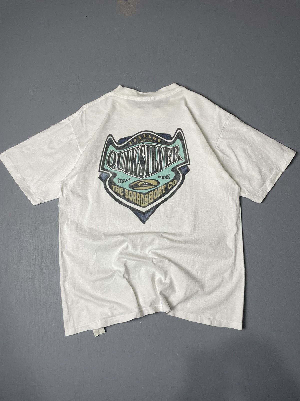 Vintage 90’s Quiksilver surfing backhit logo tshirt