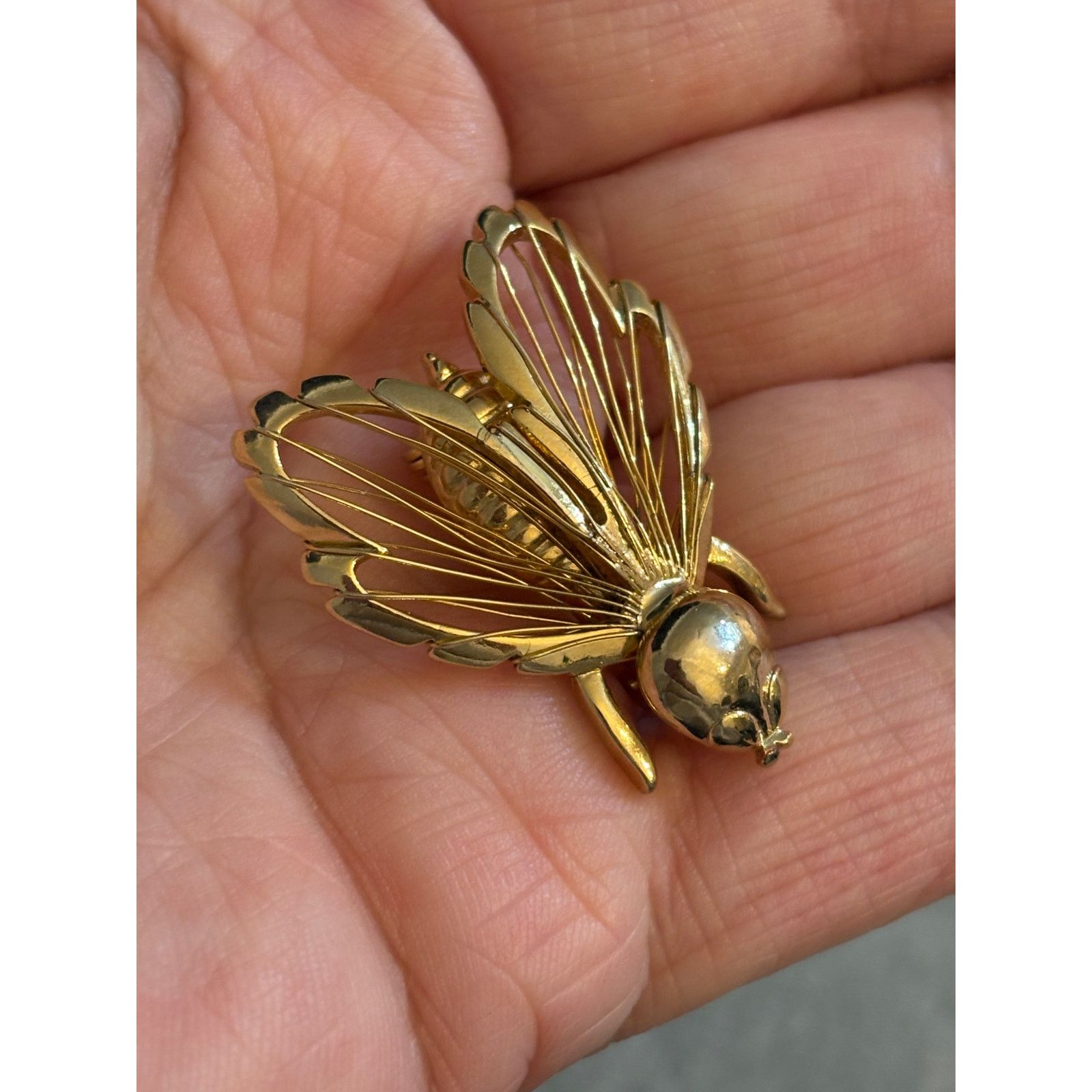 Other Vintage Gold Tone Fly Brooch Openwork Wings Figural Pin Size ONE SIZE - 8 Thumbnail