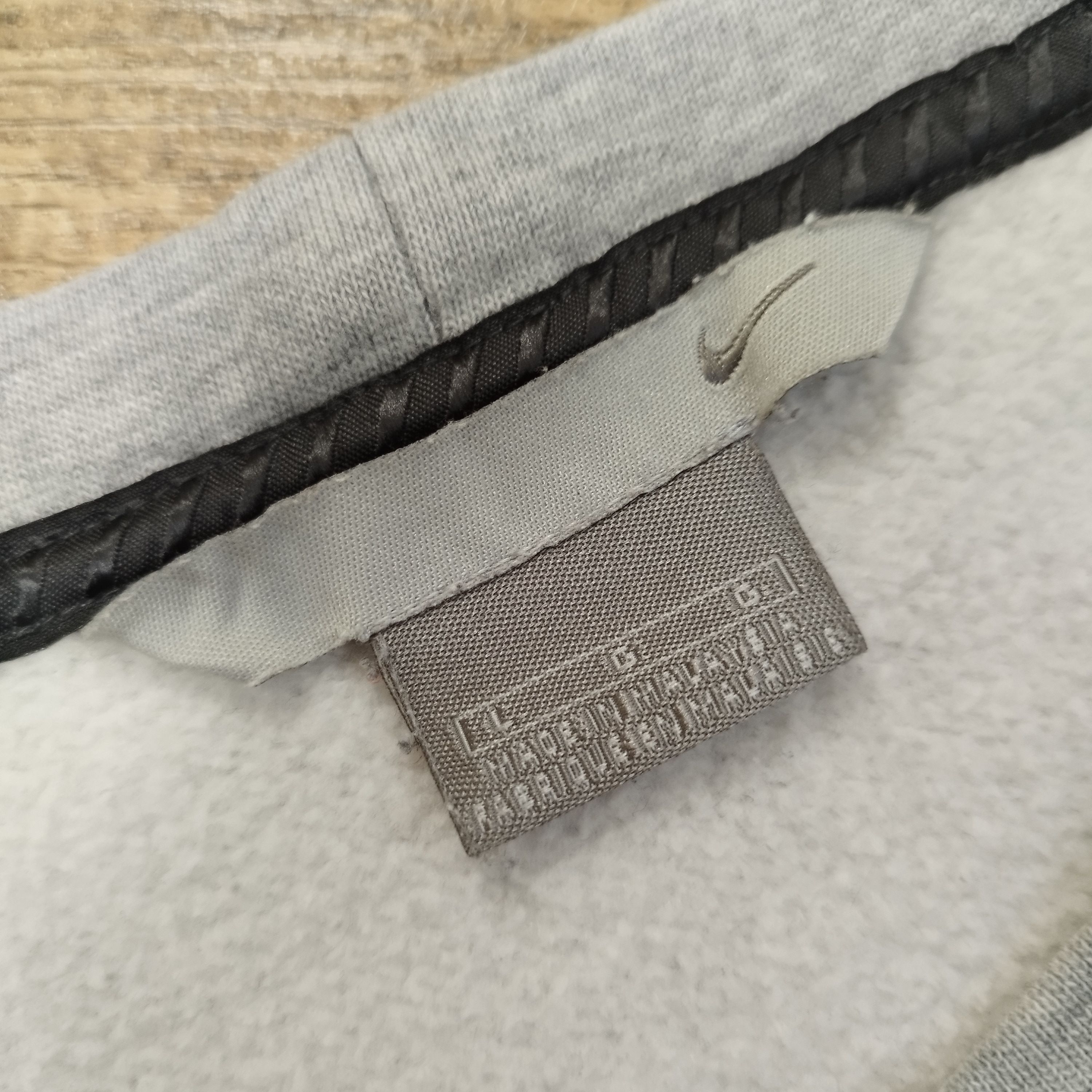 Nike Vintage Nike Center Swoosh Embroidered Sweatshirt Grey L Y2K Size US L / EU 52-54 / 3 - 7 Thumbnail