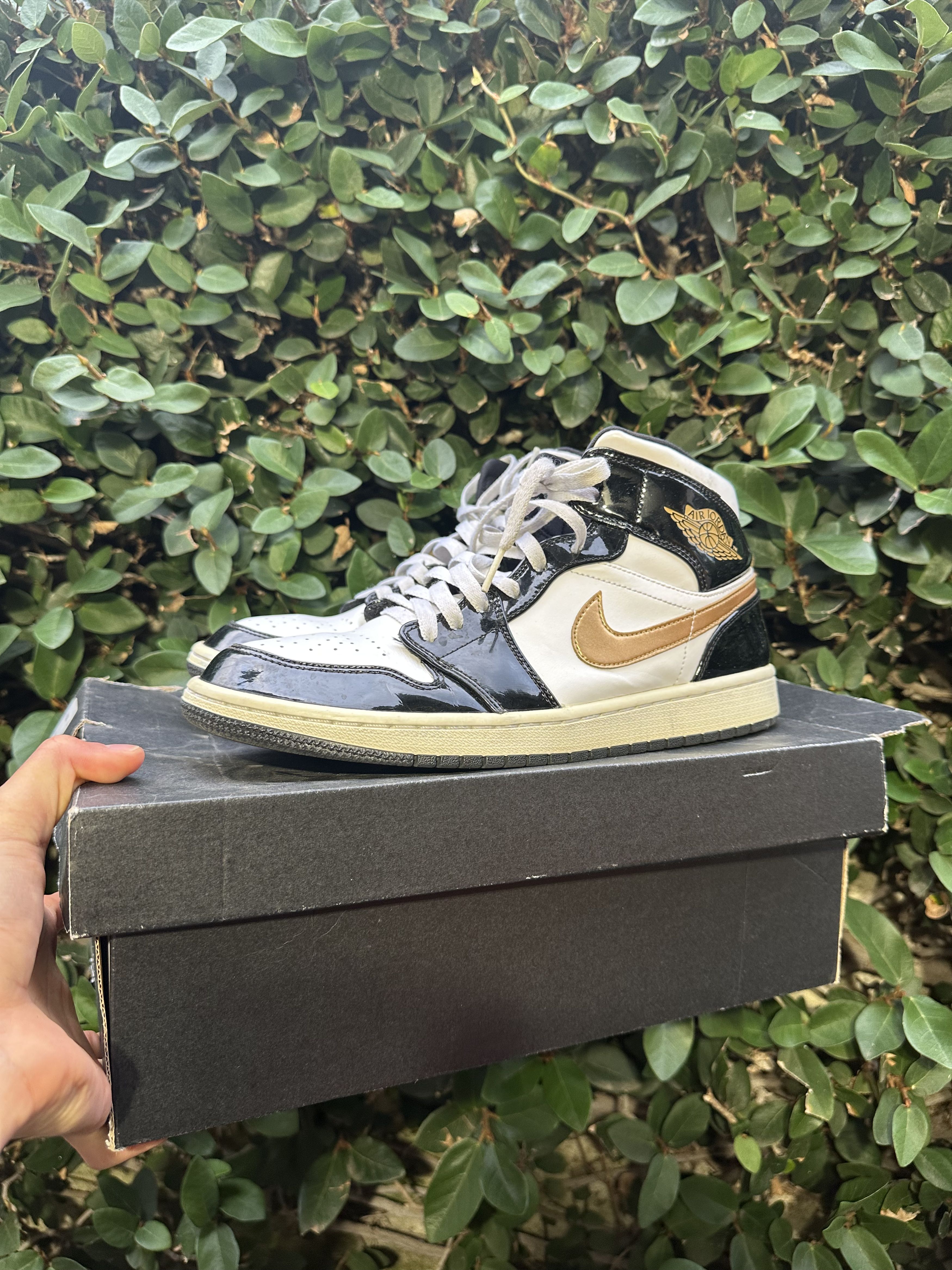 Jordan Brand Jordan 1 Patent Black White Gold Mid Men 10.5 Size US 10.5 / EU 43-44 - 6 Thumbnail