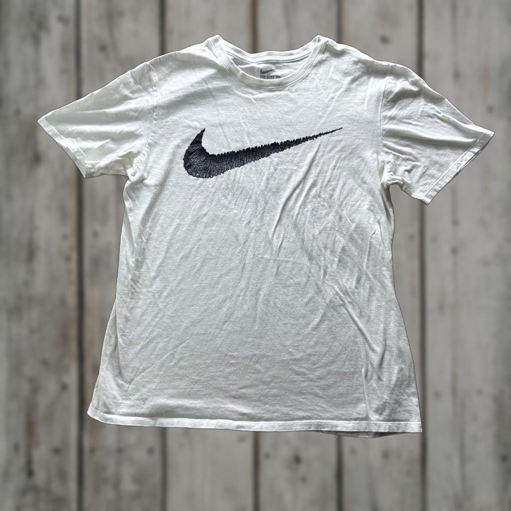 Nike Nike Shirt Mens M White Embroidered Swoosh Logo Tee Tagless Crewneck Cotton Size US M / EU 48-50 / 2 - 1 Thumbnail