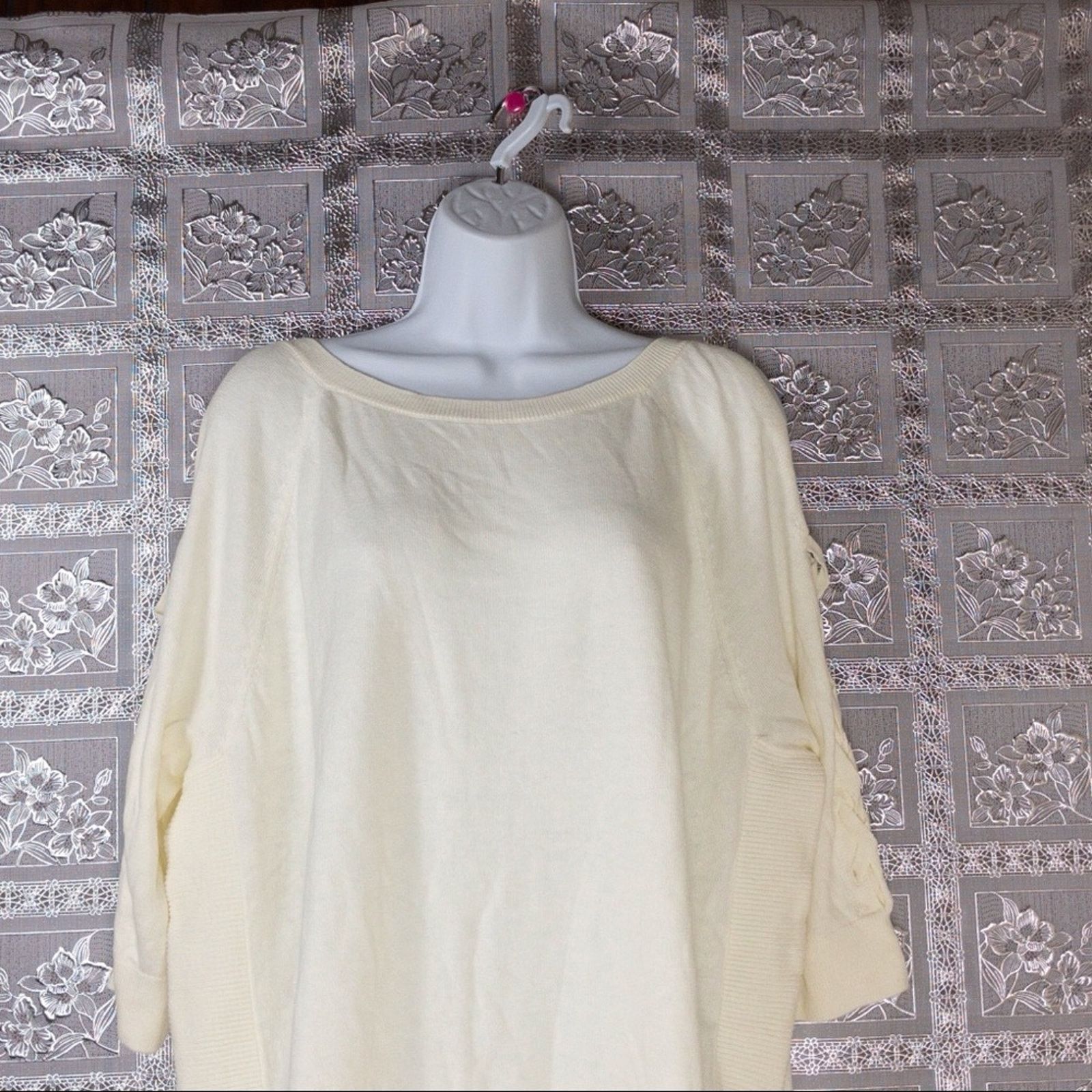 Express Express Cold Shoulder Extreme Circle Hem Sweater Size M / US 6-8 / IT 42-44 - 2 Thumbnail
