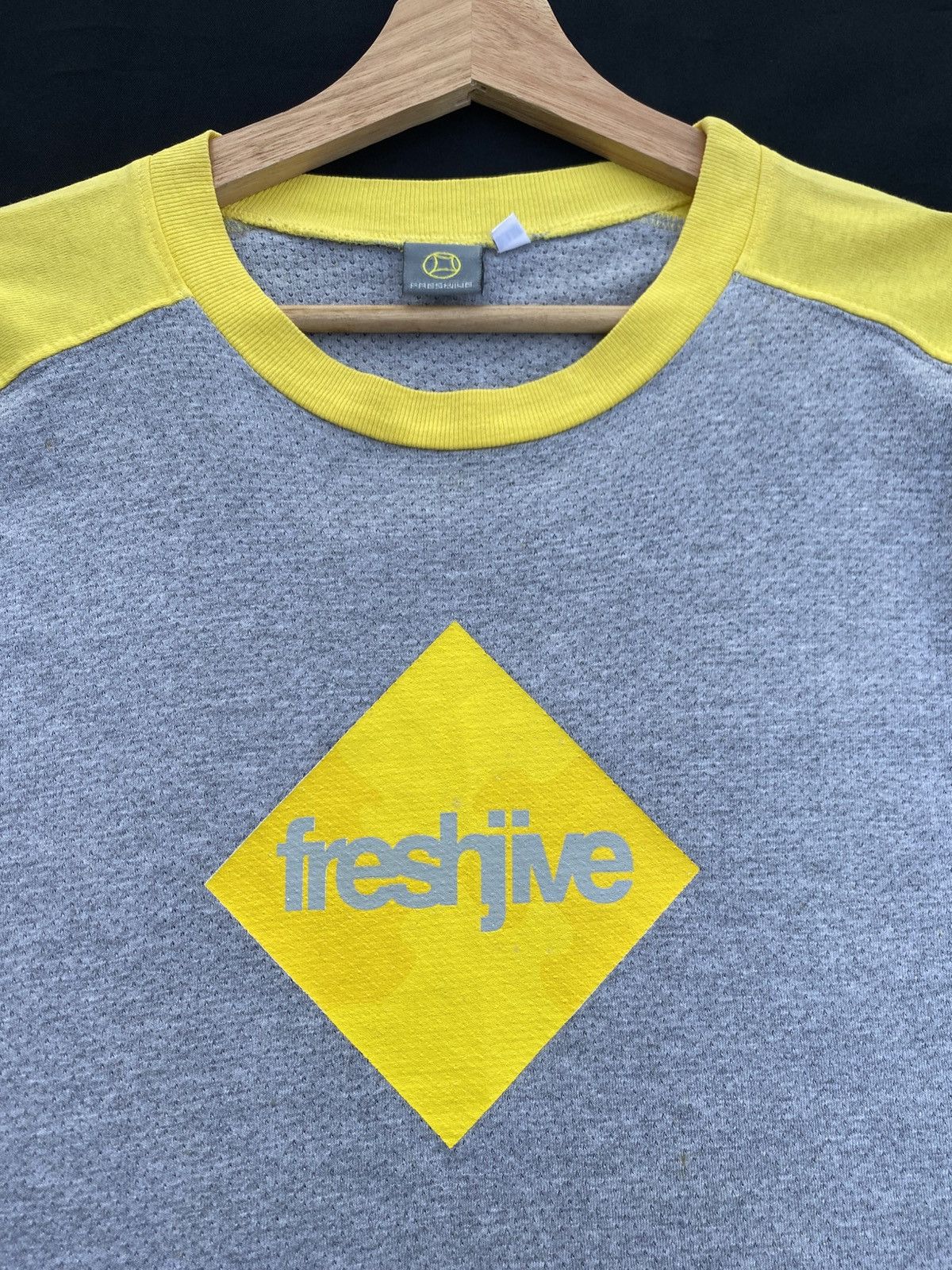 Freshjive Rare Vintage 90s Freshjive Centre Logo Tshirt Size US L / EU 52-54 / 3 - 9 Thumbnail