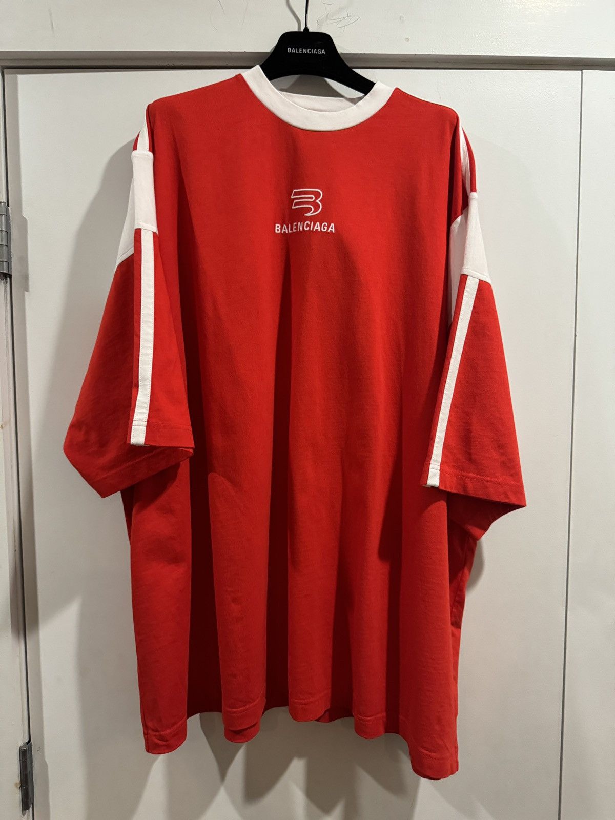 ●送料込●BALENCIAGA●MEN'S SPORTY B T-SHIRT BOXY FIT IN RED Balenciaga Boxy Sporty T-Shirt in Red & White | FWRD