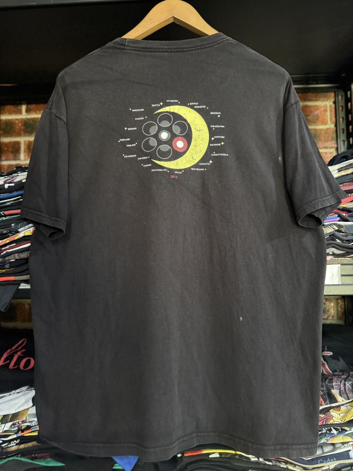 Band Tees Thrashed Vintage Pearl Jam Tour Sun Faded Grunge Tee Size US XL / EU 56 / 4 - 1 Thumbnail