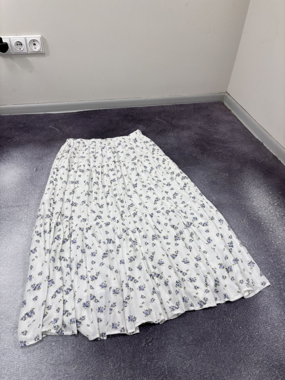 Alice + Olivia Alice + Olivia NWT Georgia Sea Floral Tiered Maxi Skirt Size 30" / US 8 / IT 44 - 2 Thumbnail