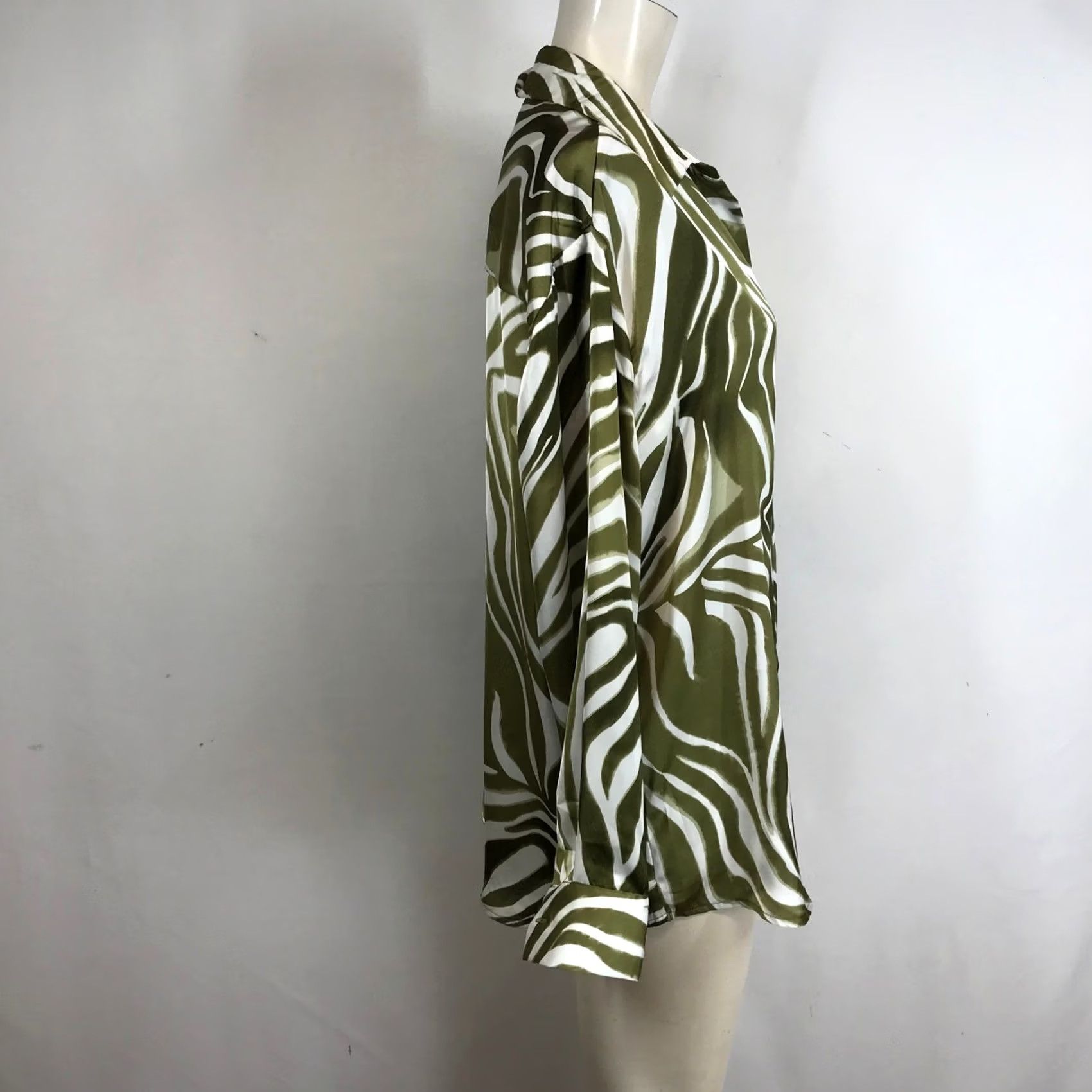 Vintage VINTAGE HAVER LONDON Zebra Print Satin Button Down Long Sleeve Shirt Women's L Size S / US 4 / IT 40 - 4 Thumbnail