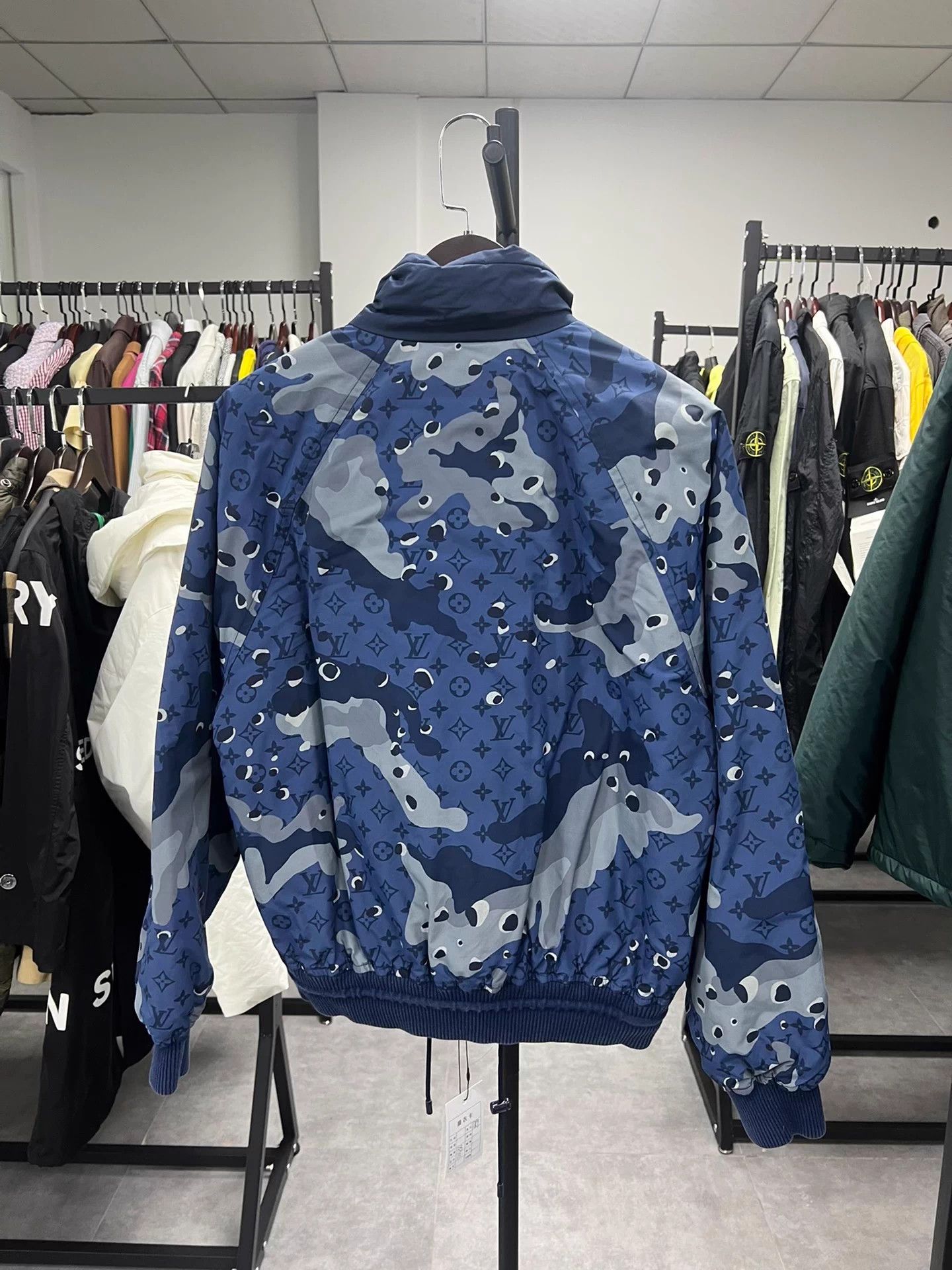 Louis Vuitton Louis Vuitton Reversible Coat Size M / US 6-8 / IT 42-44 - 2 Thumbnail