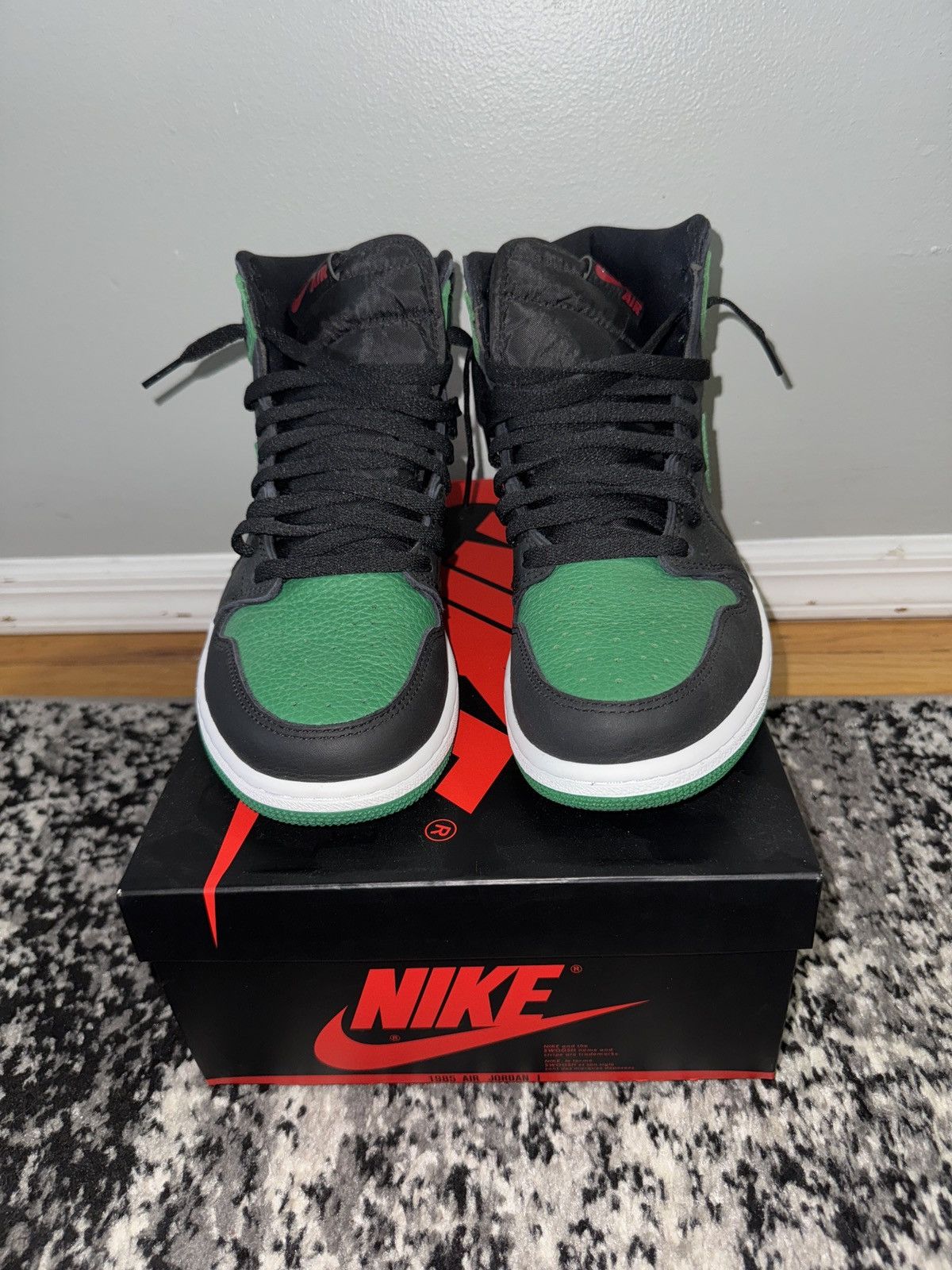 Nike Jordan 1 OG Pine Green Size US 9 / EU 42 - 1 Thumbnail