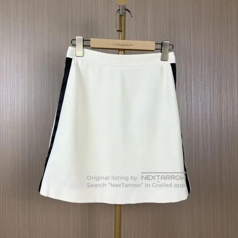 Burberry Burberry White Wool Women's Skirt. Size 23" - 1 Thumbnail