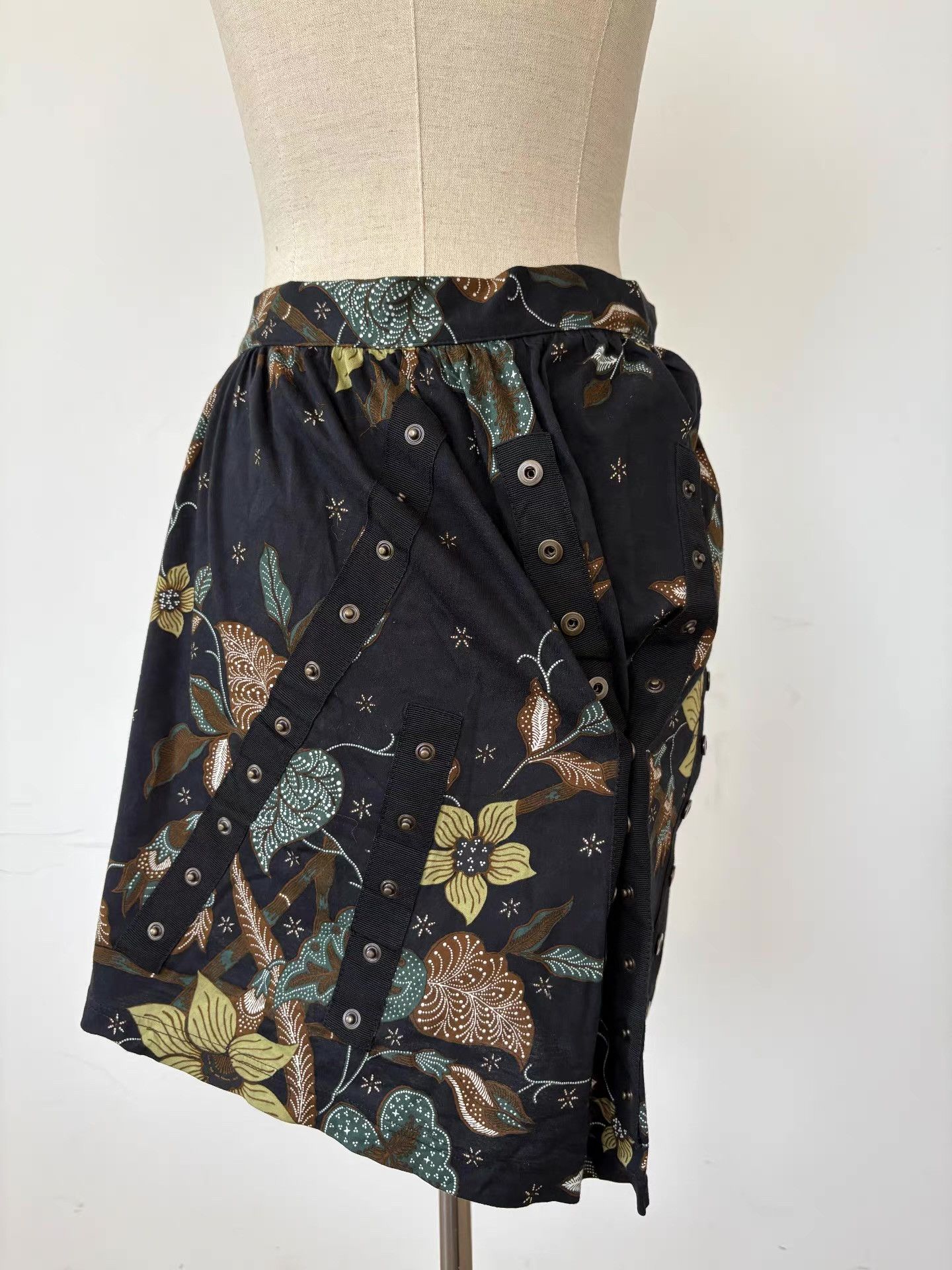 Dolce & Gabbana Dolce & Gabbana Multi-button Printed Mini Skirt。Ｑ21 Size 40" / US 18 - 3 Thumbnail
