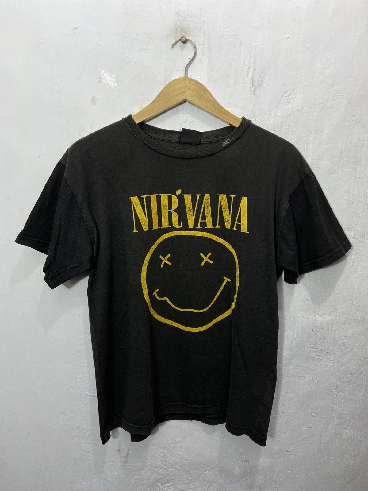 Band Tees Vintage Thrashed Nirvana Nevermind Sun Faded Tshirt 90s Size US L / EU 52-54 / 3 - 1 Thumbnail
