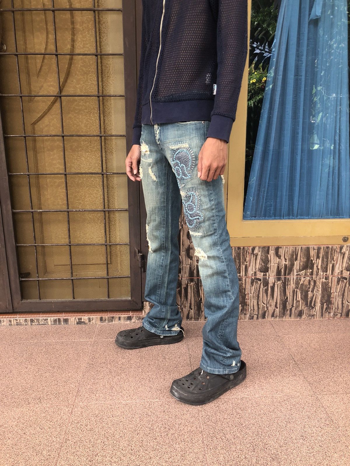 Japanese Brand People 4 Peace Flared Distressed Floral Embroidered Size US 27 - 3 Thumbnail