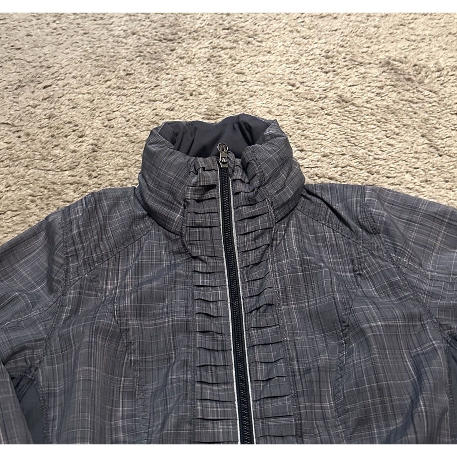 Lululemon Lululemon Jacket Full Zip Yoga Gym Athleisure Performance Gray Size 4 Size S / US 4 / IT 40 - 2 Thumbnail