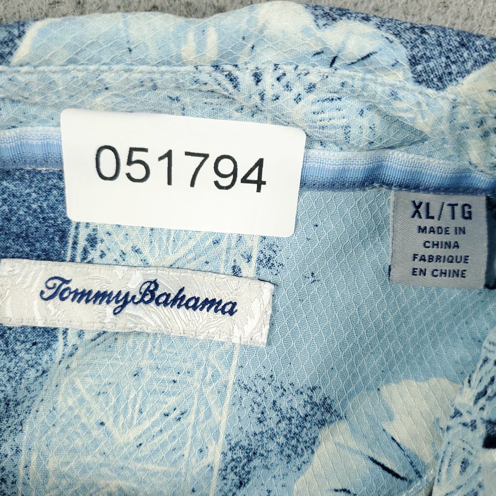 Tommy Bahama VINTAGE Tommy Bahama Shirt Men XL Blue Floral Hawaiian Button-Up Short Sleeve Silk Fabric Tropical Hawaiian Pattern 90s Concert Beach Branded Mens Size US XL / EU 56 / 4 - 7 Thumbnail