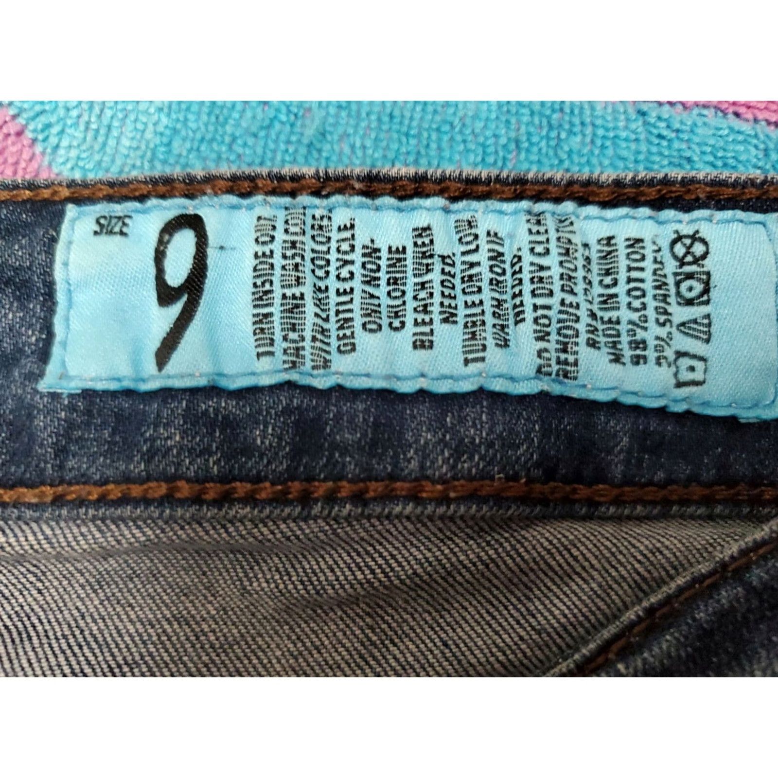 Denime VINTAGE Indigo Rein Juniors' High-Rise 5~ Button Fly Distressed Cuff Denim Shorts Size 9 Size 30" / US 8 / IT 44 - 4 Thumbnail