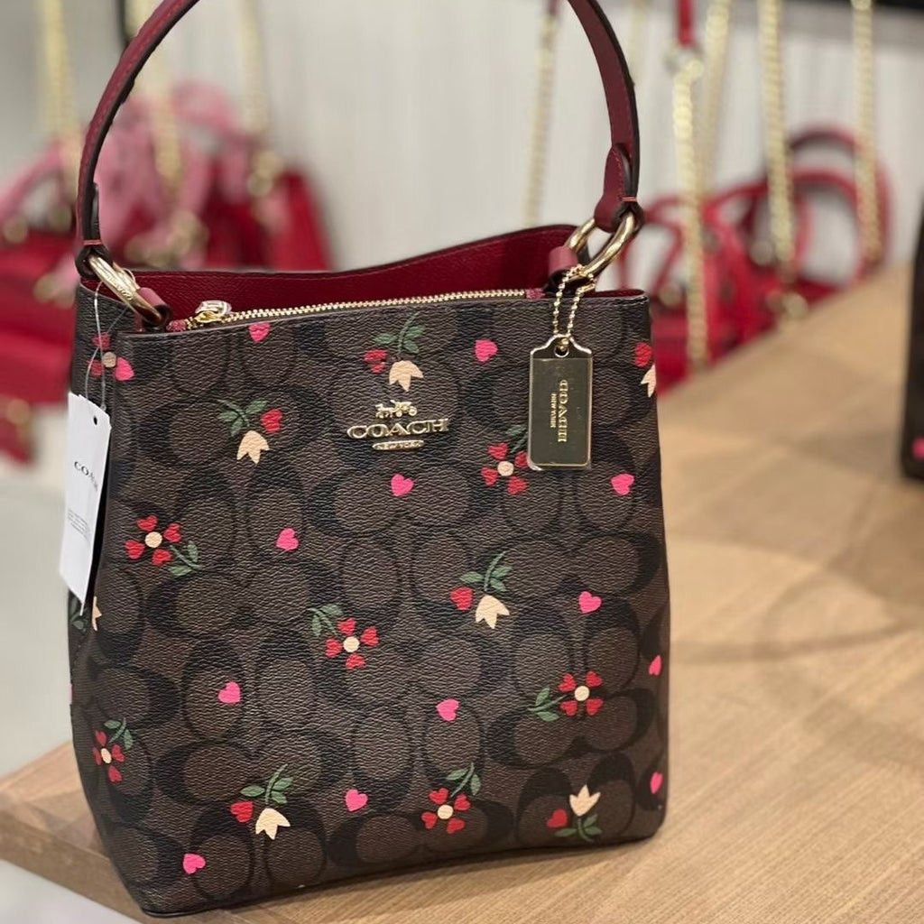 日本未入荷 Coach CAL11 Mini Bucket Bag フルーツ柄 COACH® Outlet | Mini Bucket Bag With Strawberry Print