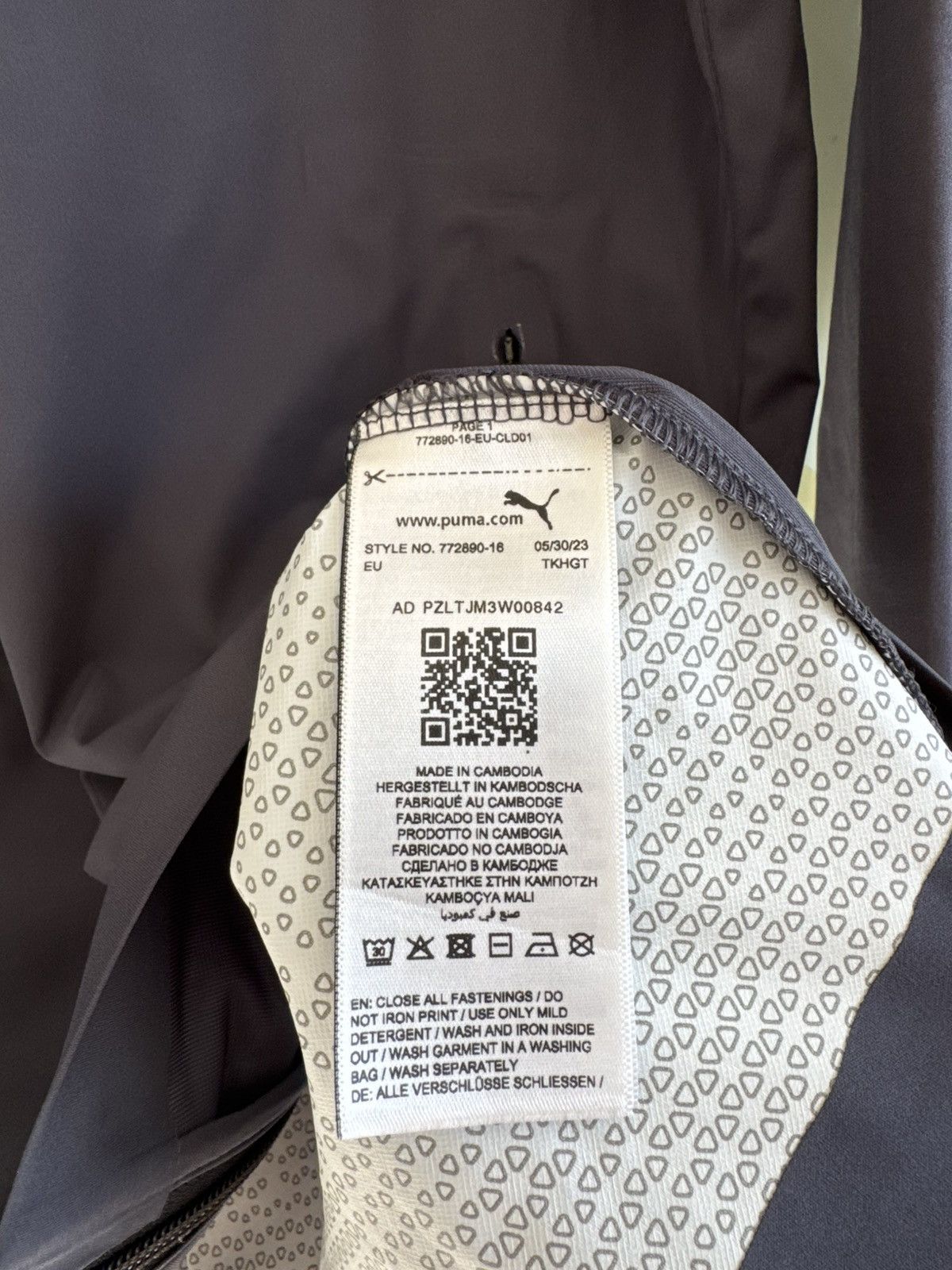 Puma Manchester City 2023-2024 Soccer Hooded Rain Jacket Jersey Size US L / EU 52-54 / 3 - 15 Thumbnail