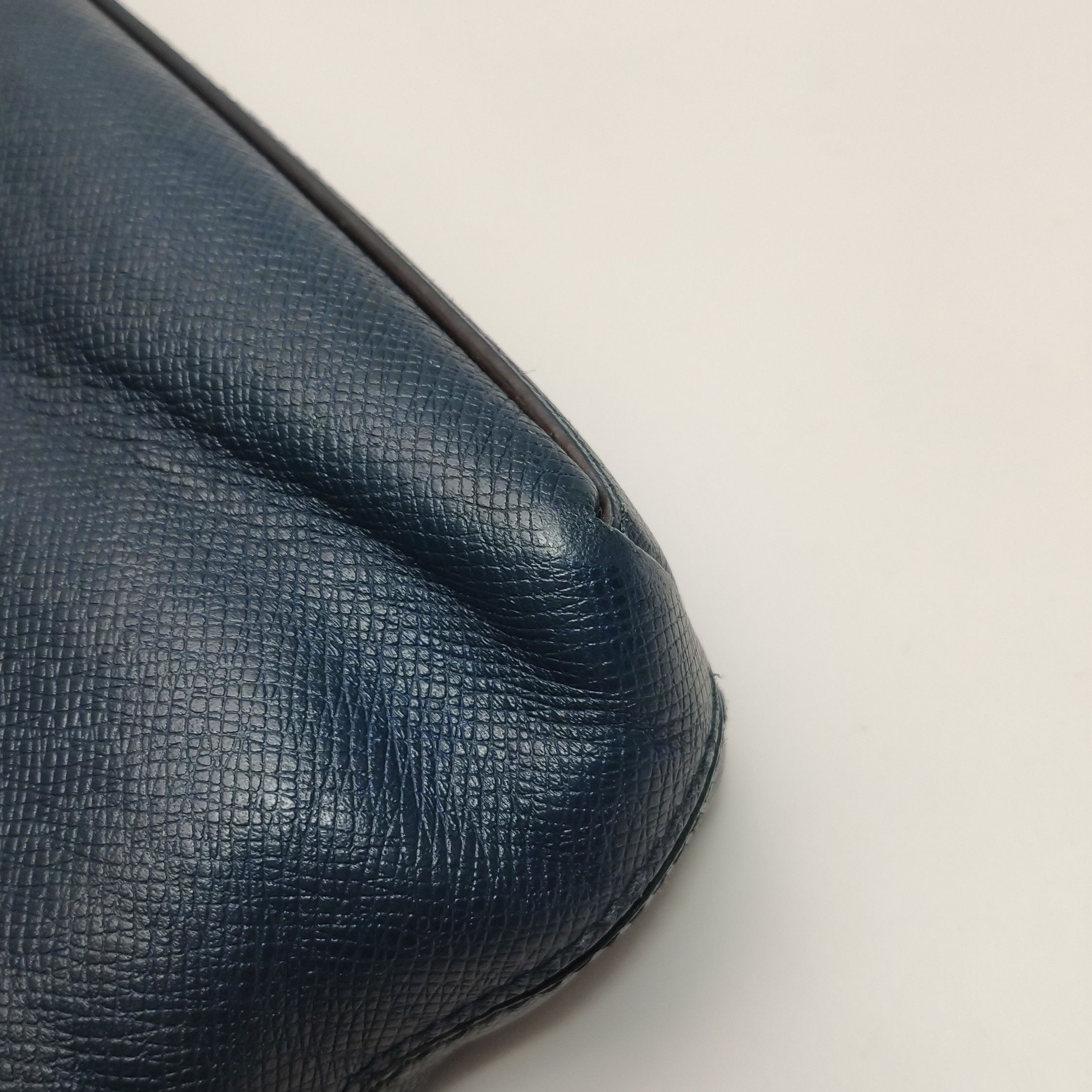 Louis Vuitton Louis Vuitton (LV) Medium Cowhide Solid Zipper Crossbody Sh Size ONE SIZE - 5 Thumbnail
