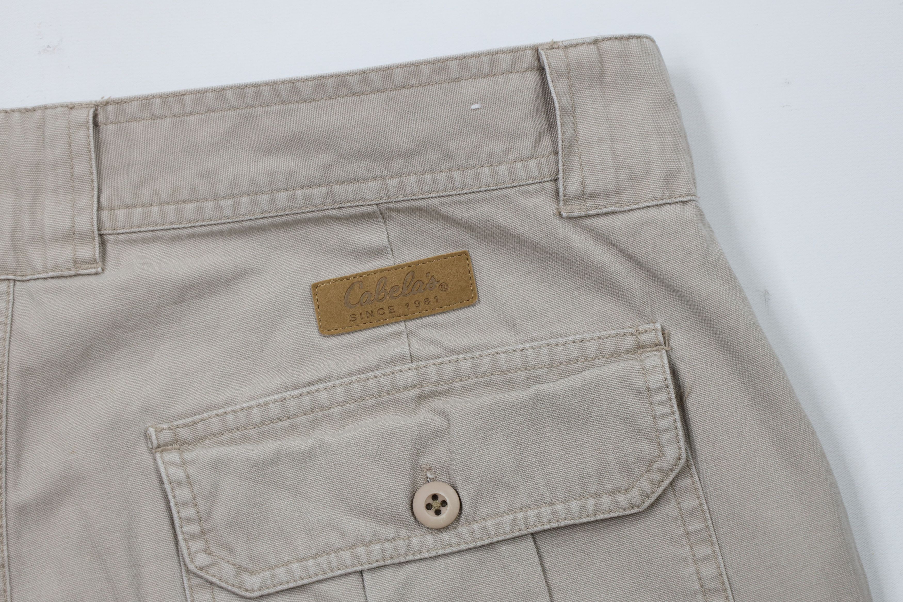 Cabelas × Vintage Vintage Cabelas Mens Above 7 Pocket Trail Cargo Shorts Beige Size US 38 / EU 54 - 14 Thumbnail