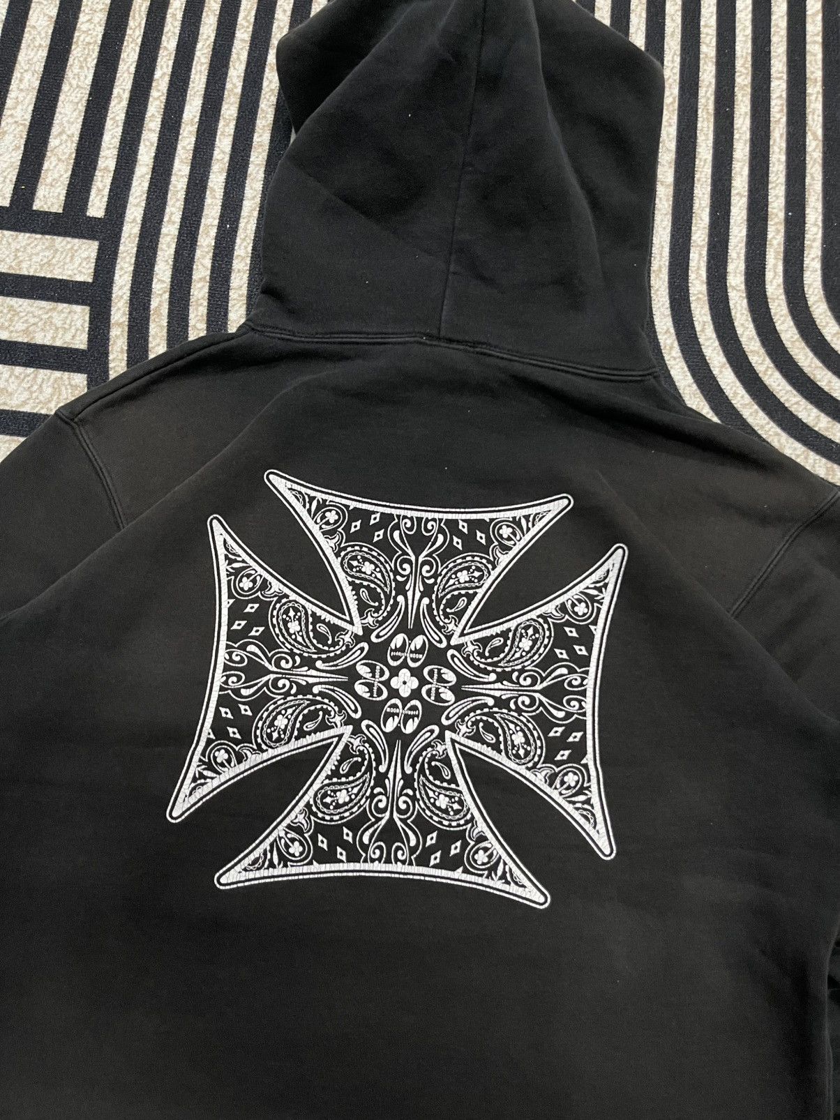 Japanese Brand 2000s MOONEYES BANDANA CROSS DESIGN RARE PULLOVER HOODIE Size US M / EU 48-50 / 2 - 17 Thumbnail