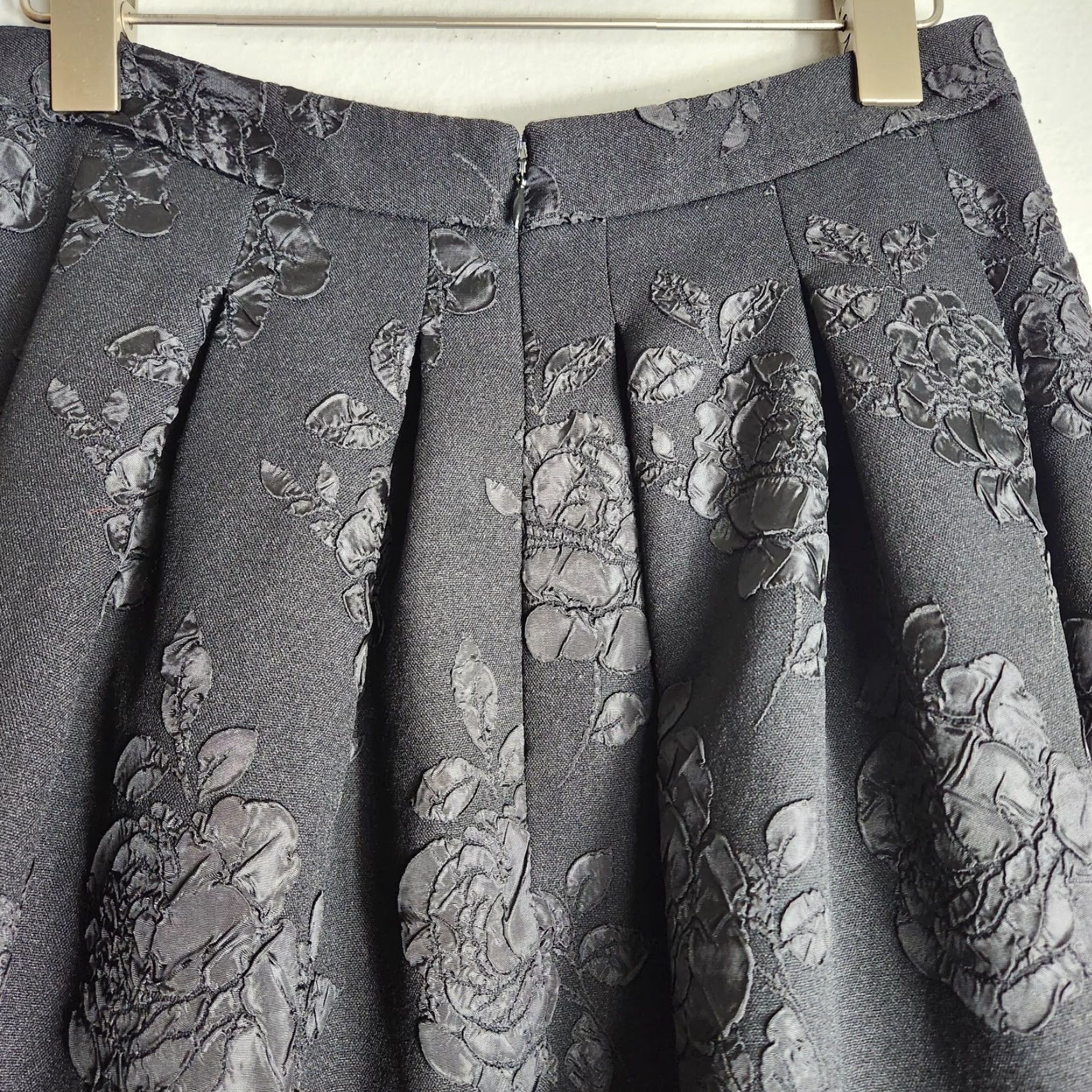 Vintage ELLE Skirt Women Knee Length Black Pleated Rose Applique Full Zip Polyester 6 City Floral Retro 90s Womens Size 28" / US 6 / IT 42 - 6 Thumbnail