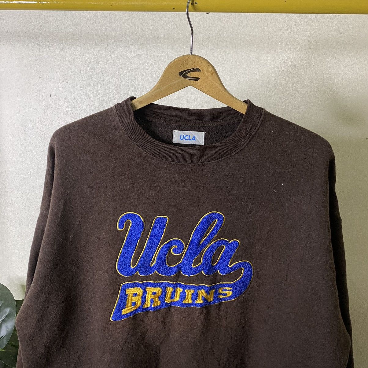 Vintage 2000s UCLA University Carpet Logo Sweatshirt Travis Brown Size US L / EU 52-54 / 3 - 2 Thumbnail