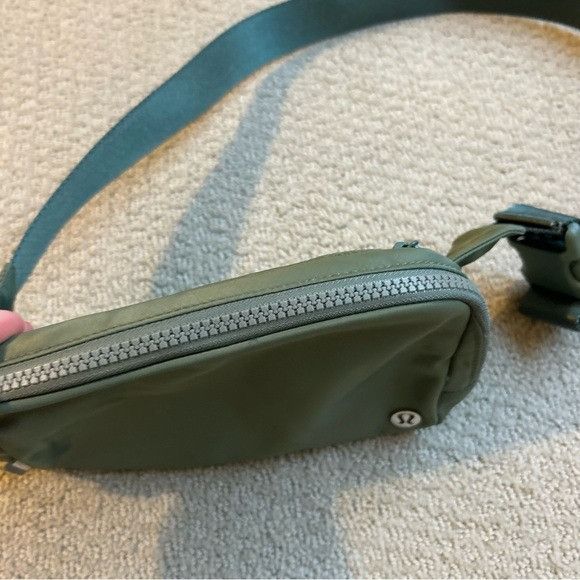 Lululemon New Lululemon Wear everywhere Belt Bag Green Size ONE SIZE - 4 Thumbnail