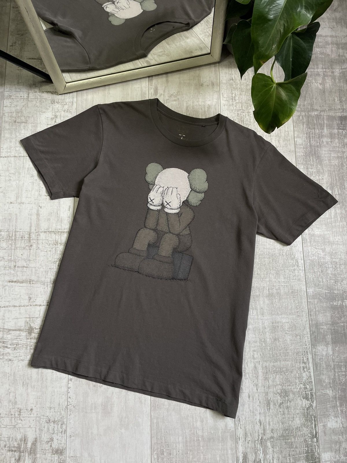 Kaws × Uniqlo Uniqlo x Kaws T-Shirt Brown Logo RARE Size US L / EU 52-54 / 3 - 1 Thumbnail