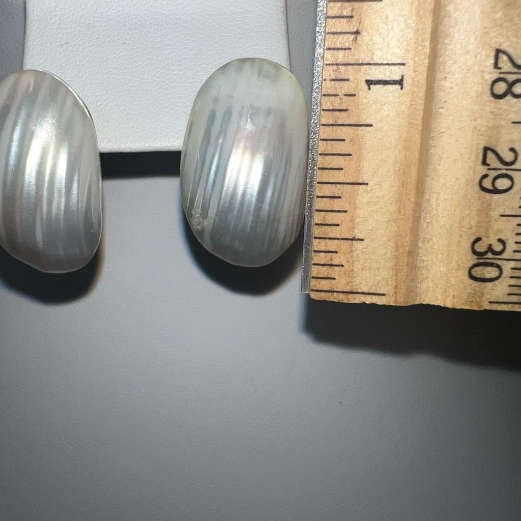 Vintage Vintage Mother Of Pearl Shell Shape Ridged Earrings Size ONE SIZE - 5 Thumbnail