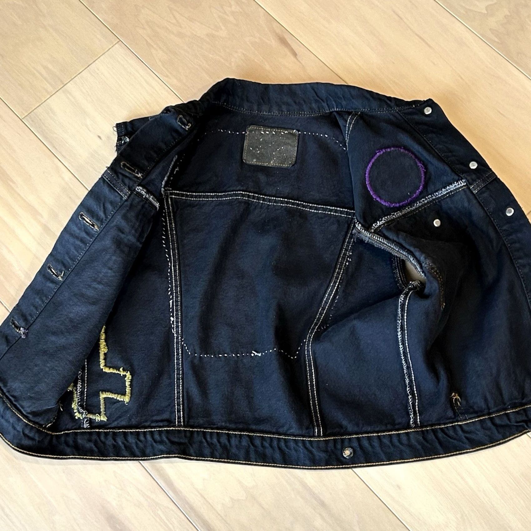 Levi's VINTAGE Levi’s Trucker Jacket Denim Jacket Mens Small Black USA Made 90s Western Patches Button-Down Collar Front Pockets Denim 37466-0214 Size US 29 - 3 Thumbnail