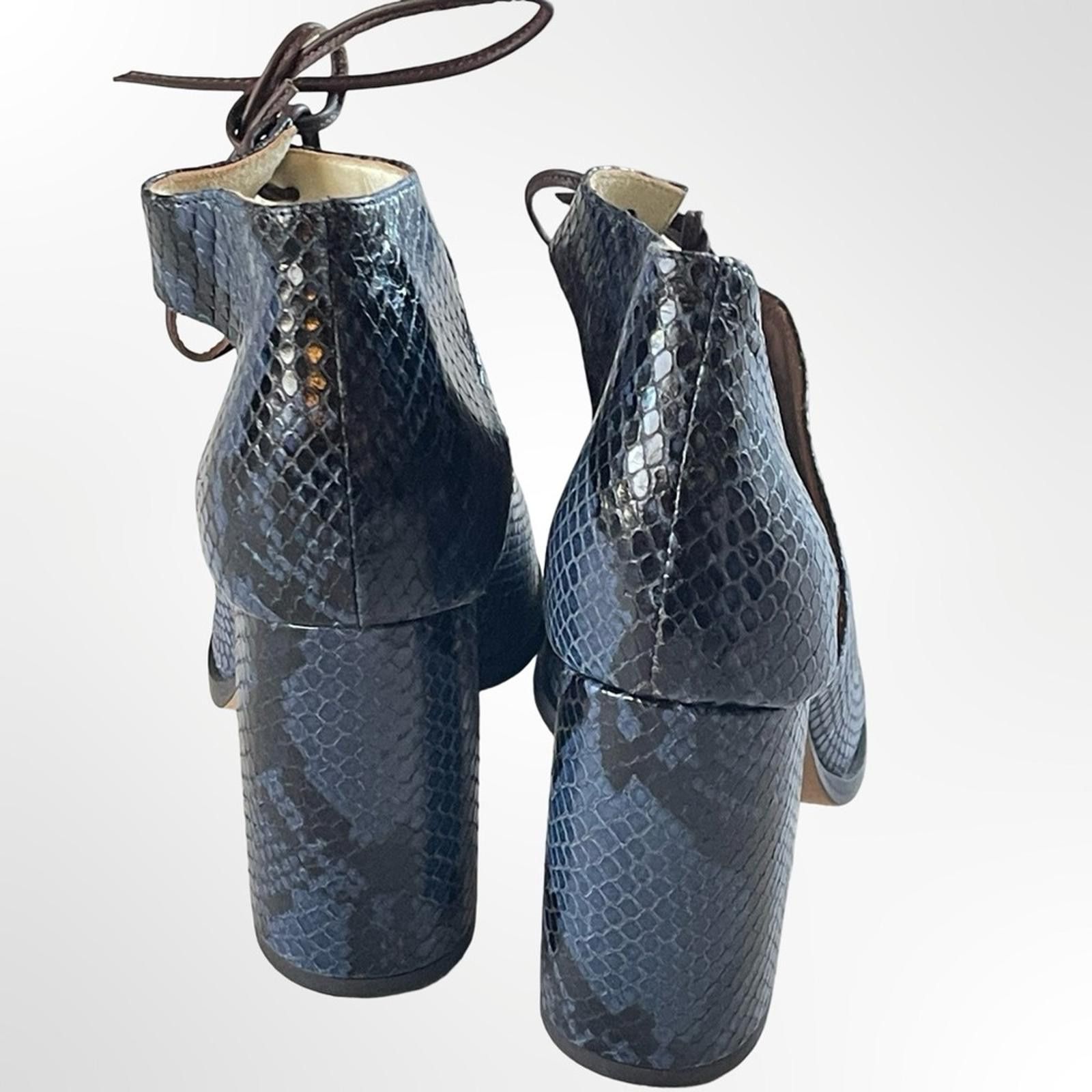 Other KK DODDS Pointed Toe Cutout Heels in Navy Snake Print in 6.5 Size US 6.5 / IT 36.5 - 7 Thumbnail