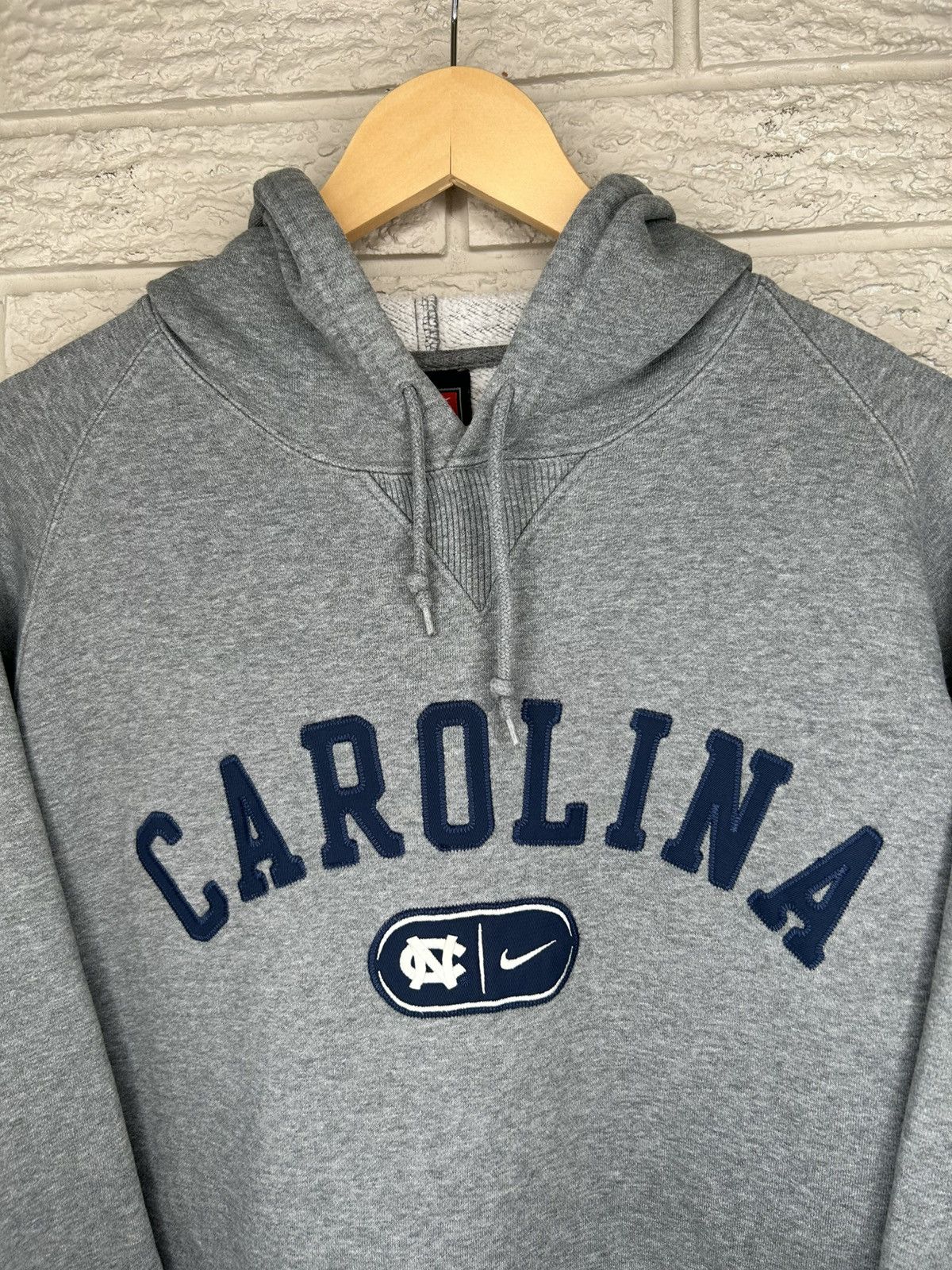 Nike Vintage Nike North Carolina Embroidered Hoodie Size US XL / EU 56 / 4 - 2 Thumbnail