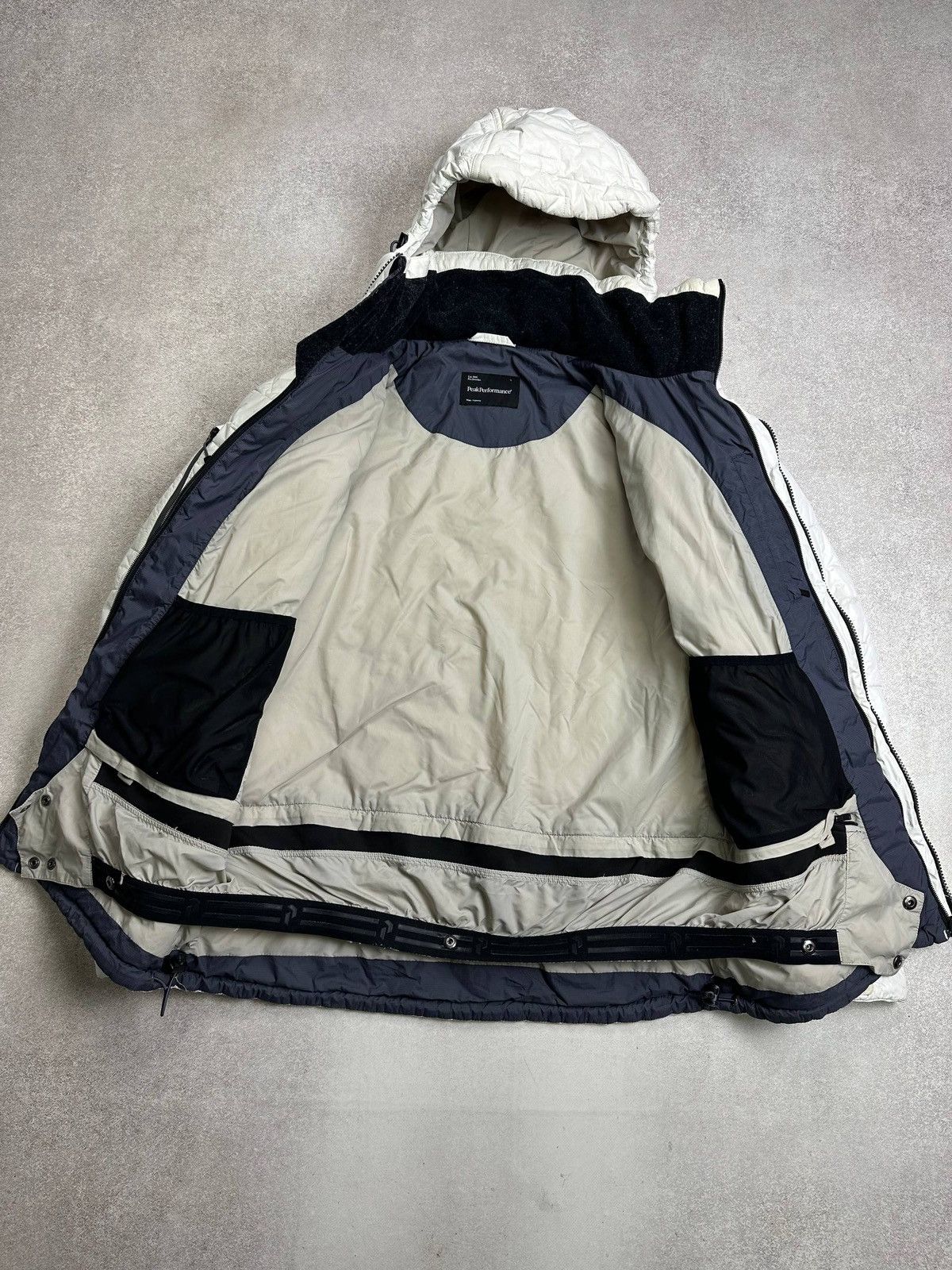 Peak Performance Peak Performance Light White Goose Puffer Jacket Mens L Size US L / EU 52-54 / 3 - 10 Thumbnail
