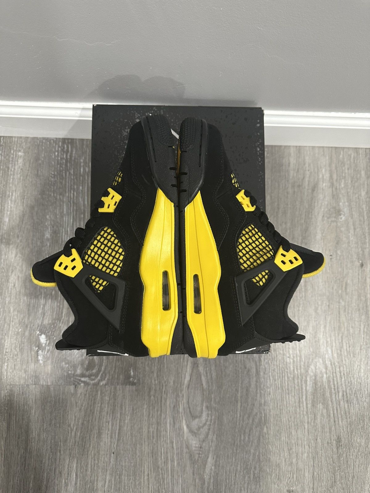 Jordan Brand Air Jordan 4 Retro GS ‘Thunder’ 2023 Size US 5 / IT 35 - 3 Thumbnail