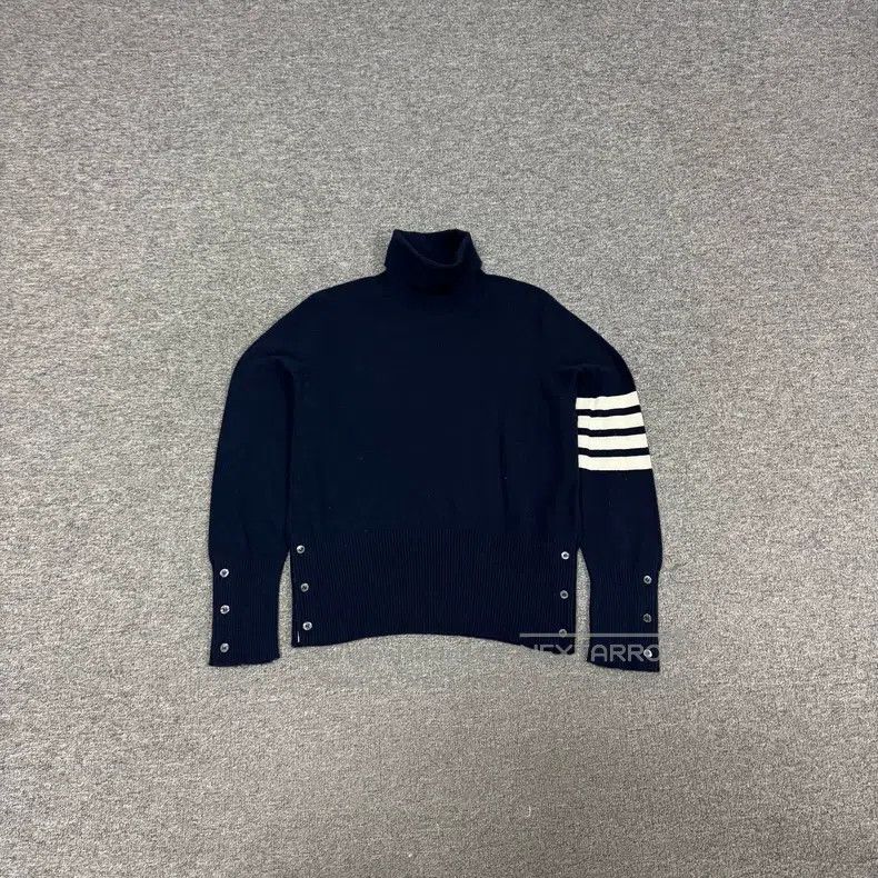 Thom Browne Thom Browne Pure cashmere four-striped high-neck sweater Size US M / EU 48-50 / 2 - 1 Thumbnail