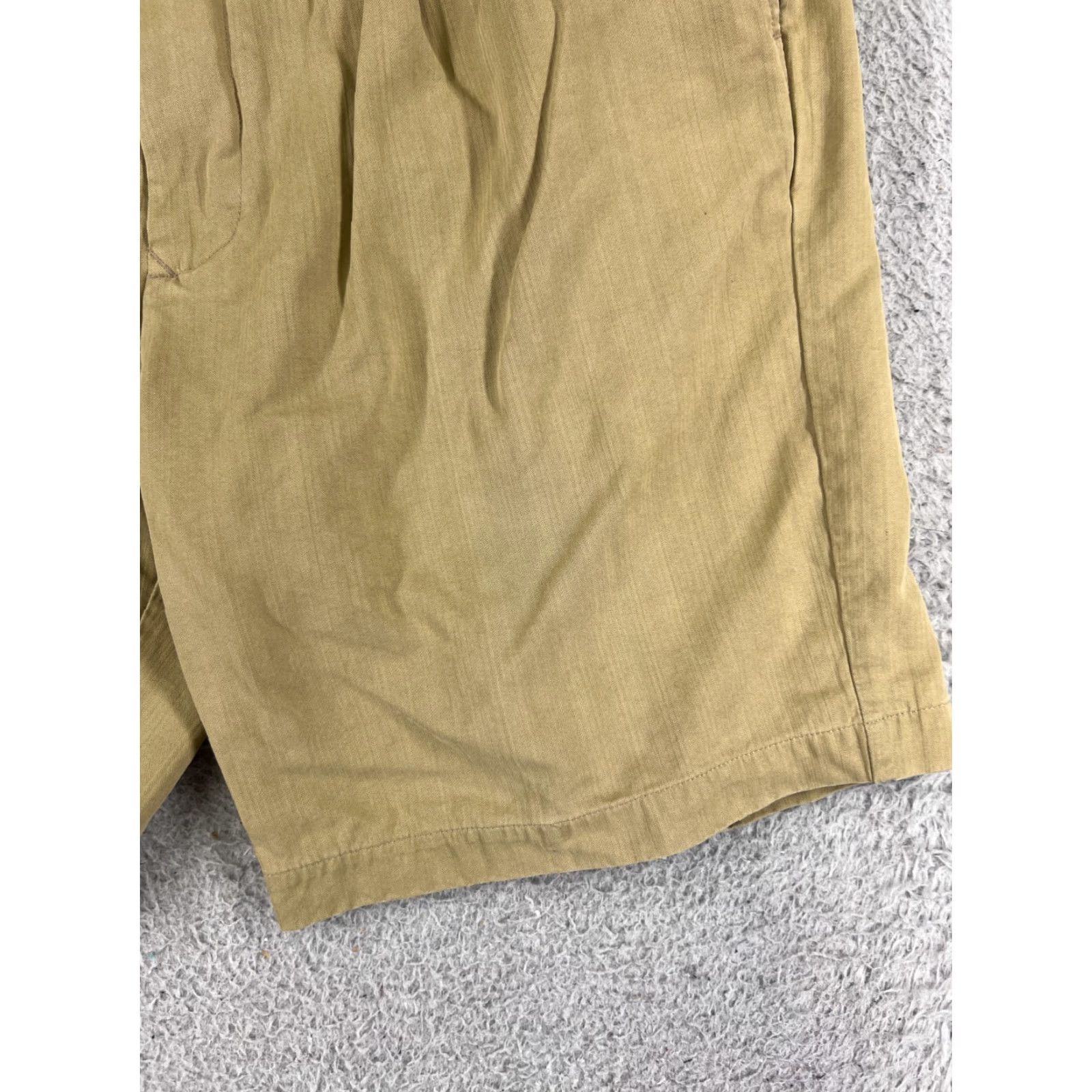 Tommy Bahama VINTAGE Tommy Bahama Shorts Mens 34 Beige Pleated Silk Bermuda Beach Resort 100% Silk Quick Dry Pockets Regular Mens Size US 33 - 2 Thumbnail
