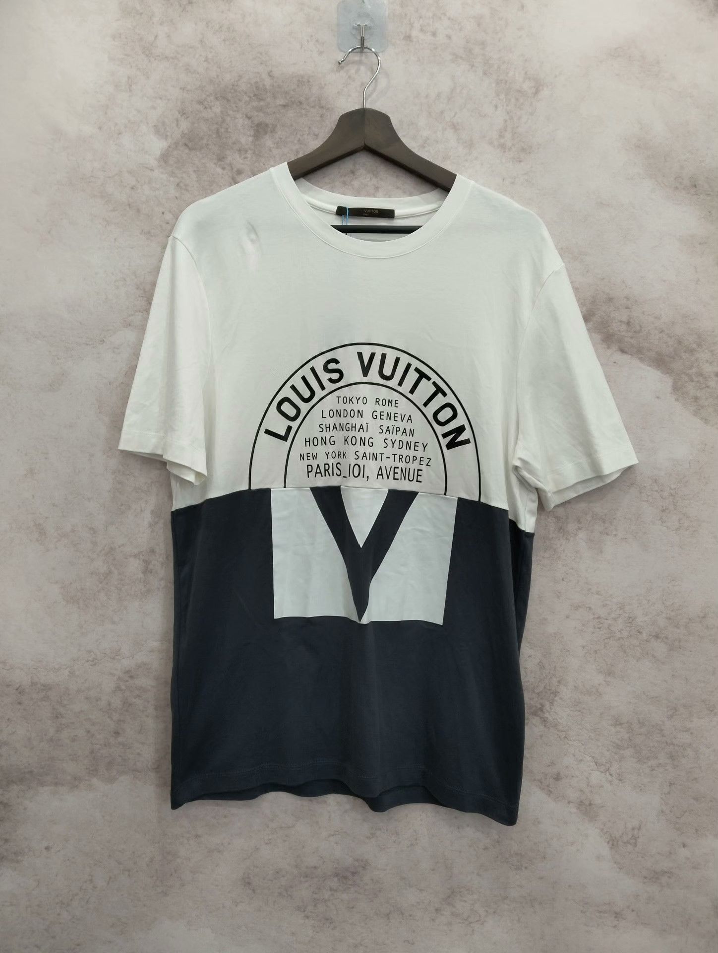 Louis Vuitton Louis Vuitton T-Shirt L Men Size US L / EU 52-54 / 3 - 1 Thumbnail