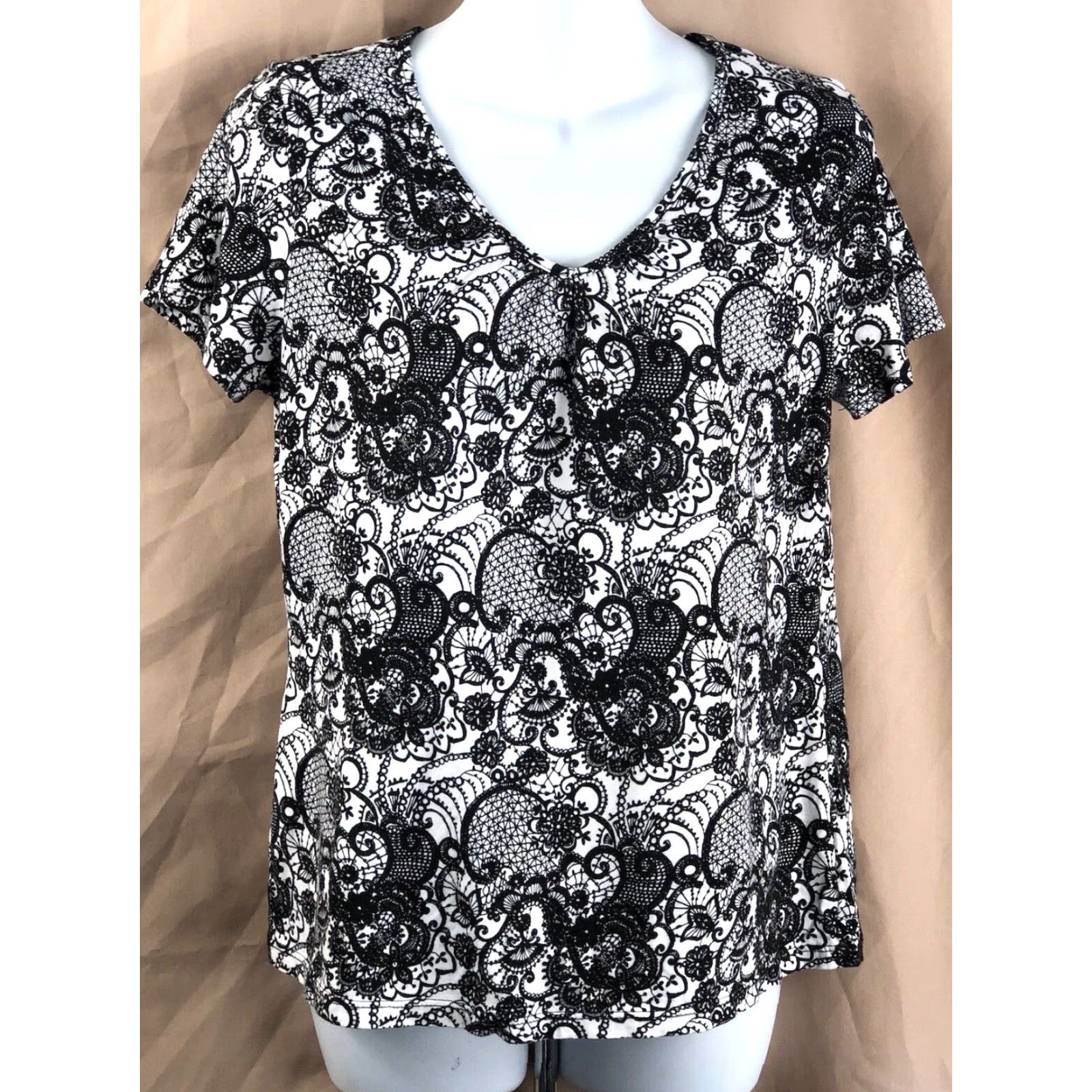 Vintage Fashion Bug Top Shirt M Black/White Geometric V-Neck Short Sleeve Tee Whimsgoth Career Size M / US 6-8 / IT 42-44 - 2 Thumbnail